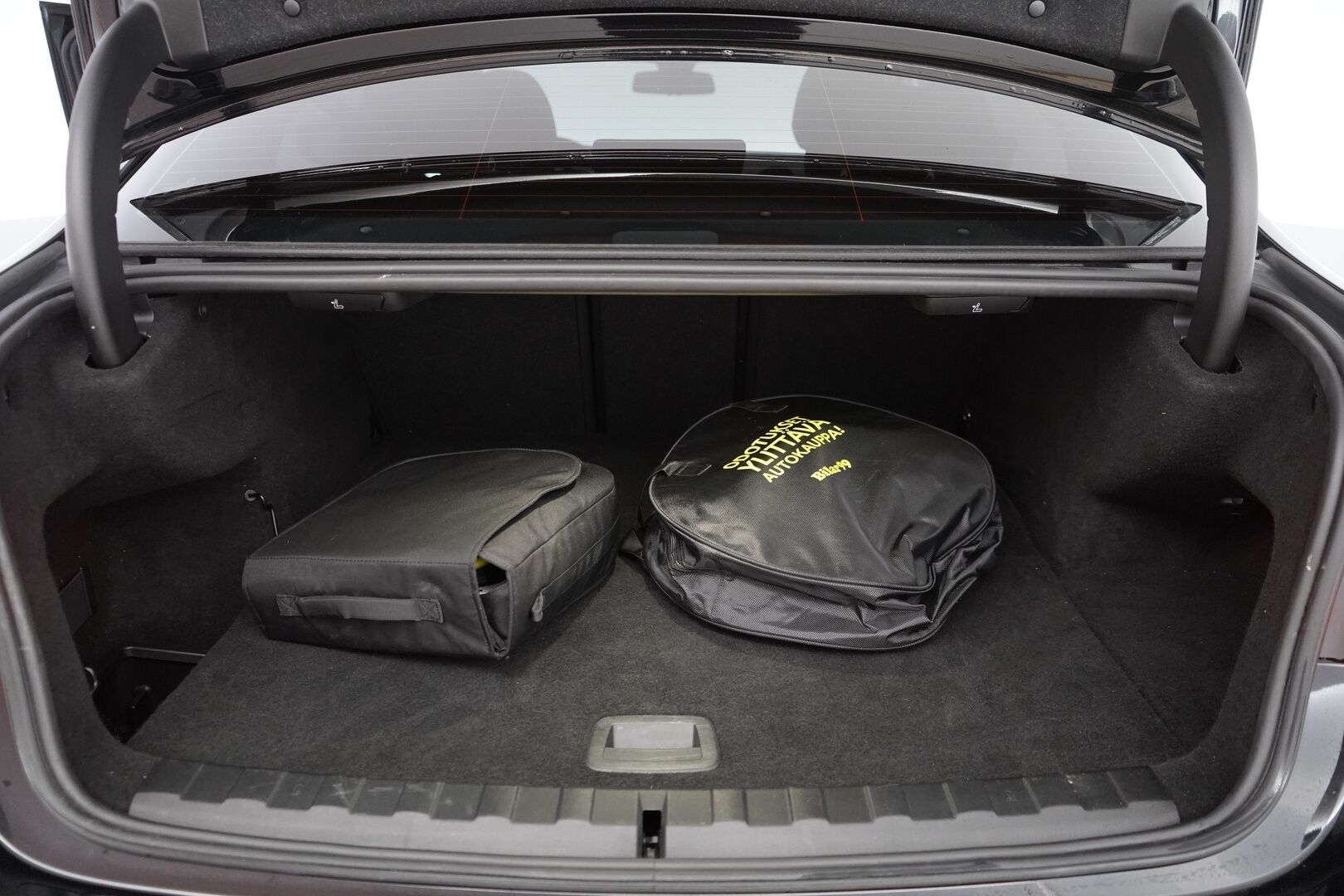 BMW 330 2020 G20 Sedan 330e Business Sport *ACC / Sähk.esilämmitin / Digimittaristo / Sporttipenkit / Shadowline / Navigointi / Tutkat* - Kahdet renkaat alumiinivantein / Juuri huollettu / 2x laturit - HULLU BLACKWEEK KORKOTARJOUS 2,49%