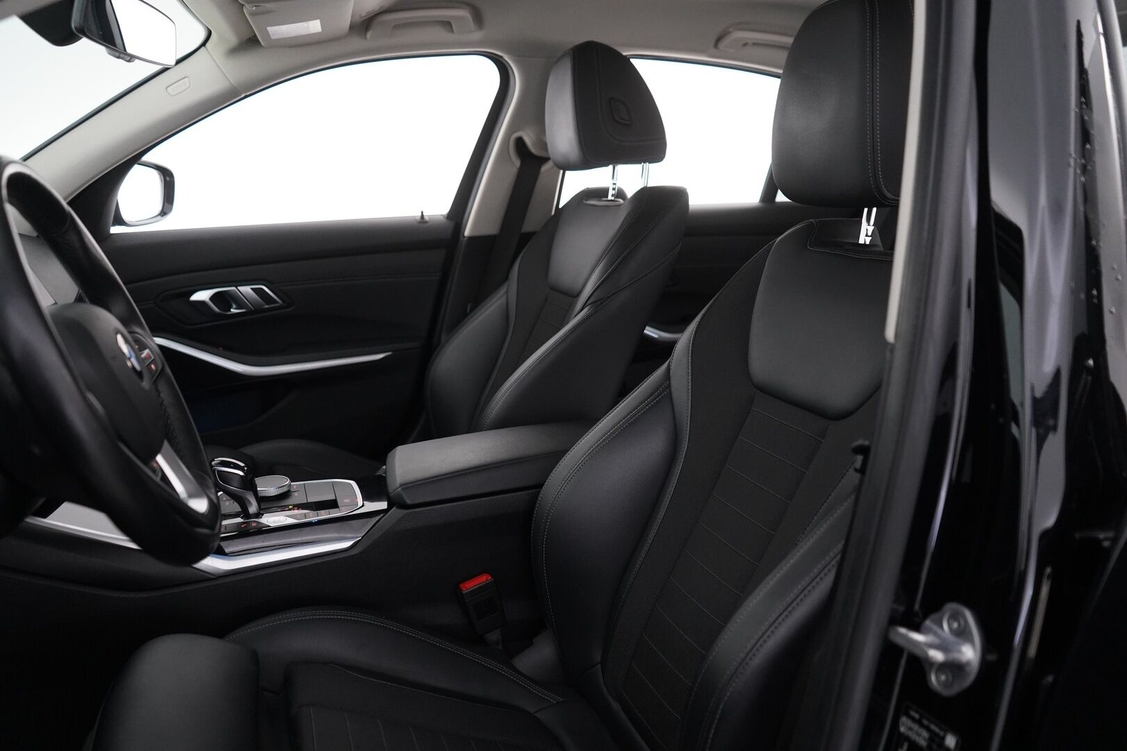 BMW 330 2020 G20 Sedan 330e Business Sport *ACC / Sähk.esilämmitin / Digimittaristo / Sporttipenkit / Shadowline / Navigointi / Tutkat* - Kahdet renkaat alumiinivantein / Juuri huollettu / 2x laturit - HULLU BLACKWEEK KORKOTARJOUS 2,49%