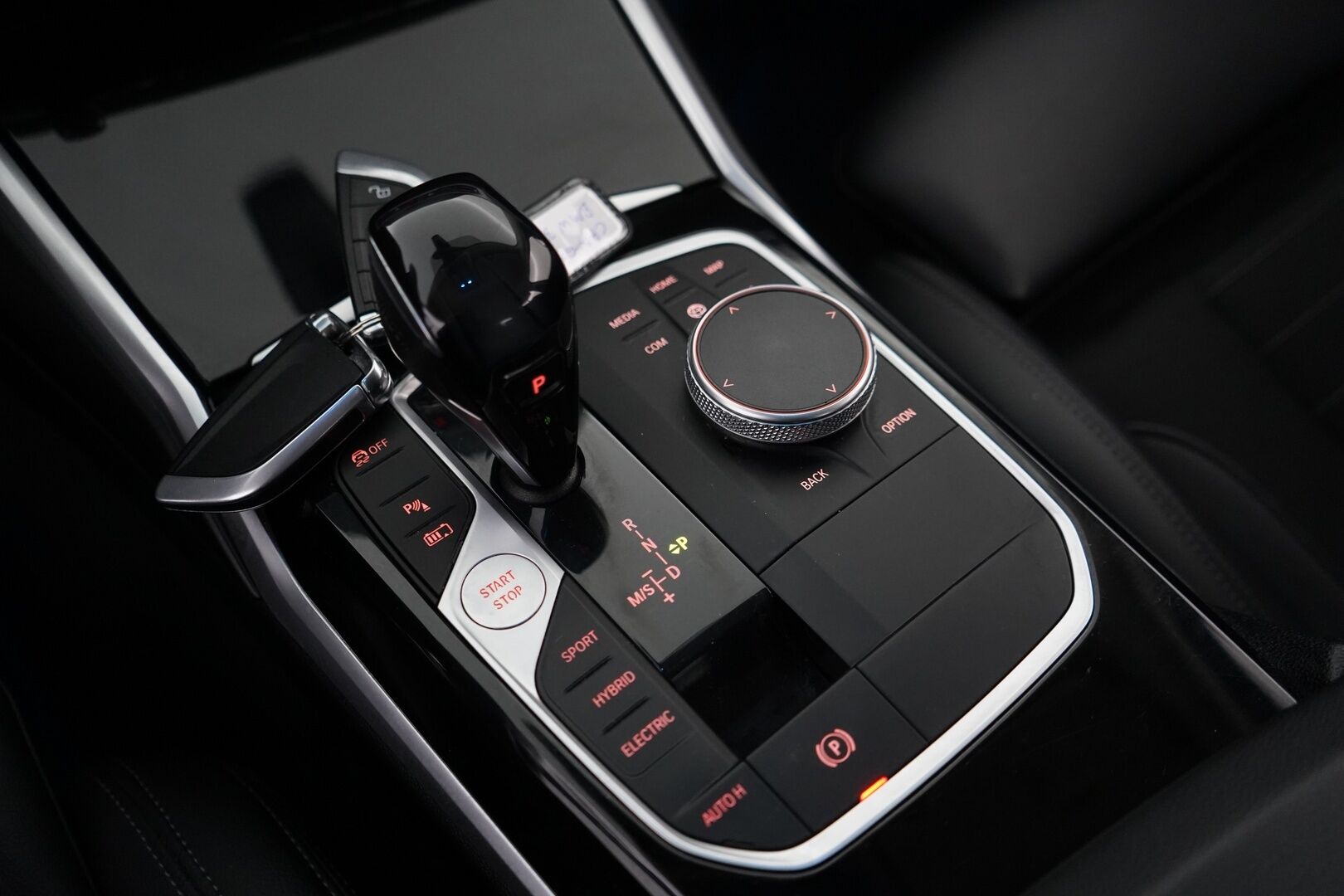 BMW 330 2020 G20 Sedan 330e Business Sport *ACC / Sähk.esilämmitin / Digimittaristo / Sporttipenkit / Shadowline / Navigointi / Tutkat* - Kahdet renkaat alumiinivantein / Juuri huollettu / 2x laturit - HULLU BLACKWEEK KORKOTARJOUS 2,49%