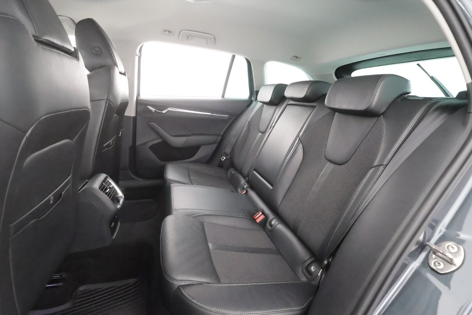 Skoda Octavia 2021 Combi 1.4 TSI PHEV Style iV DSG Autom. - | ACC | Webasto | Koukku | Skoda crystal Matrix LED | Muistipenkki | P.kamera | Puolinahat | Keyless | Apple&Android | Kahdet Renkaat | Merkkihuollettu |
