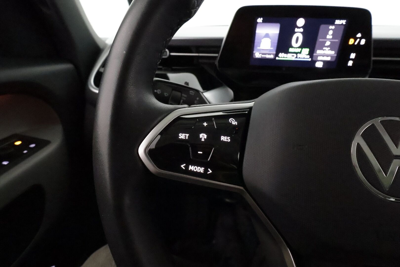 Volkswagen ID. Buzz 2023 PRO 150 KW **Adapt.vakkari / Matrix LED / Koukku / P.kamera / Digimittaristo / Ratinlämmitin** - 3,99 % KORKOTARJOUS TÄHÄN AUTOON - Akku kuntotarkastettu! / Kahdet renkaat aluvanteilla