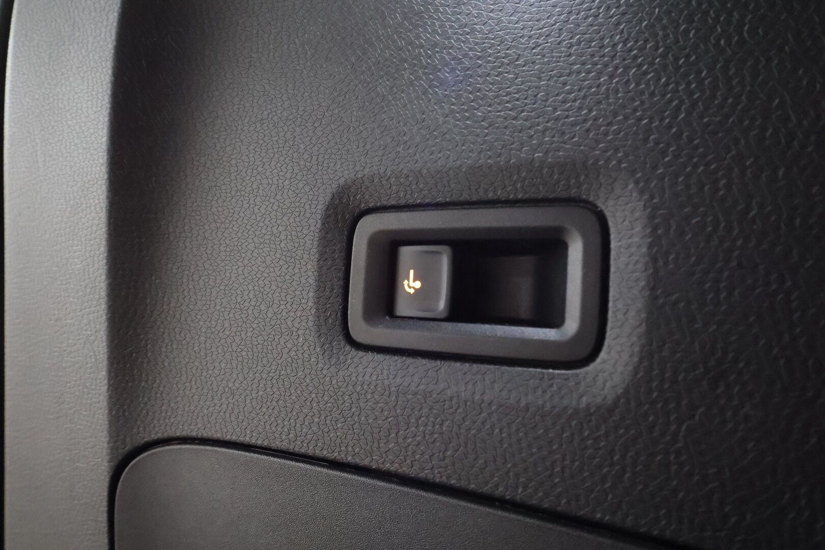 Volkswagen ID. Buzz 2023 PRO 150 KW **Adapt.vakkari / Matrix LED / Koukku / P.kamera / Digimittaristo / Ratinlämmitin** - 3,99 % KORKOTARJOUS TÄHÄN AUTOON - Akku kuntotarkastettu! / Kahdet renkaat aluvanteilla