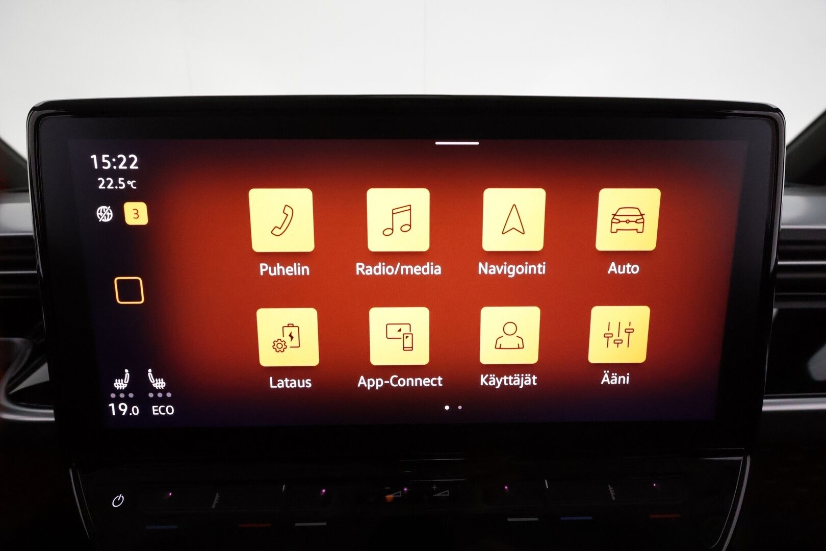 Volkswagen ID. Buzz 2023 PRO 150 KW **Adapt.vakkari / Matrix LED / Koukku / P.kamera / Digimittaristo / Ratinlämmitin** - 3,99 % KORKOTARJOUS TÄHÄN AUTOON - Akku kuntotarkastettu! / Kahdet renkaat aluvanteilla