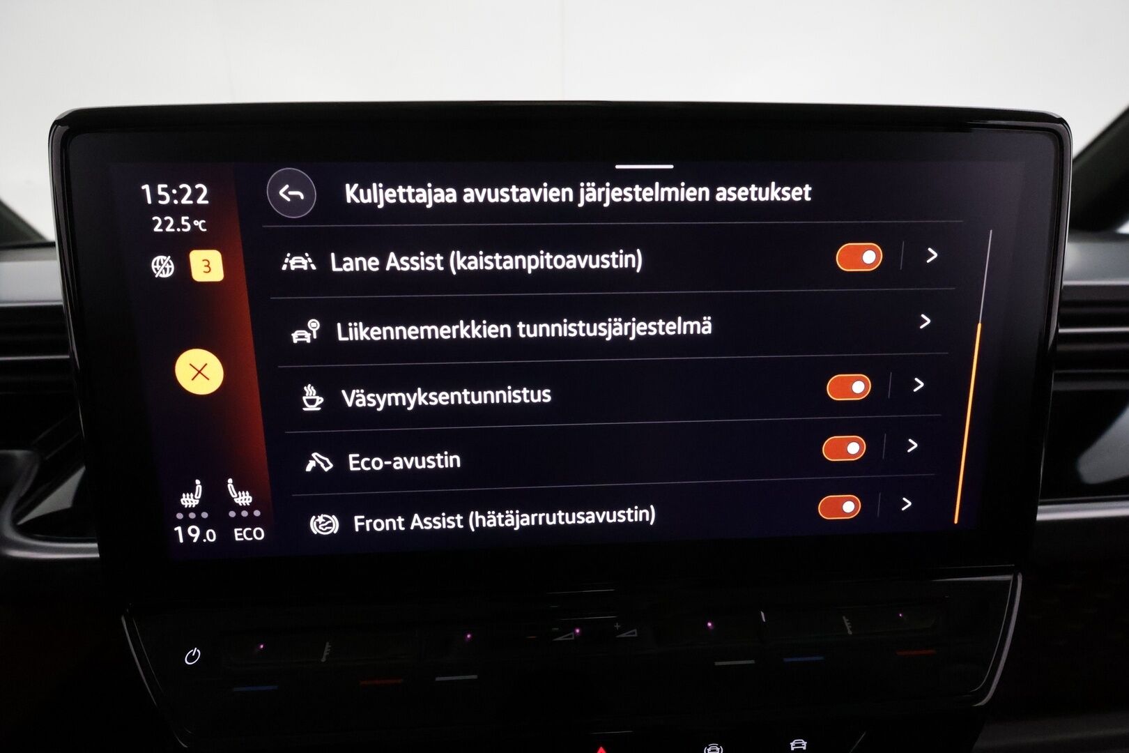 Volkswagen ID. Buzz 2023 PRO 150 KW **Adapt.vakkari / Matrix LED / Koukku / P.kamera / Digimittaristo / Ratinlämmitin** - 3,99 % KORKOTARJOUS TÄHÄN AUTOON - Akku kuntotarkastettu! / Kahdet renkaat aluvanteilla