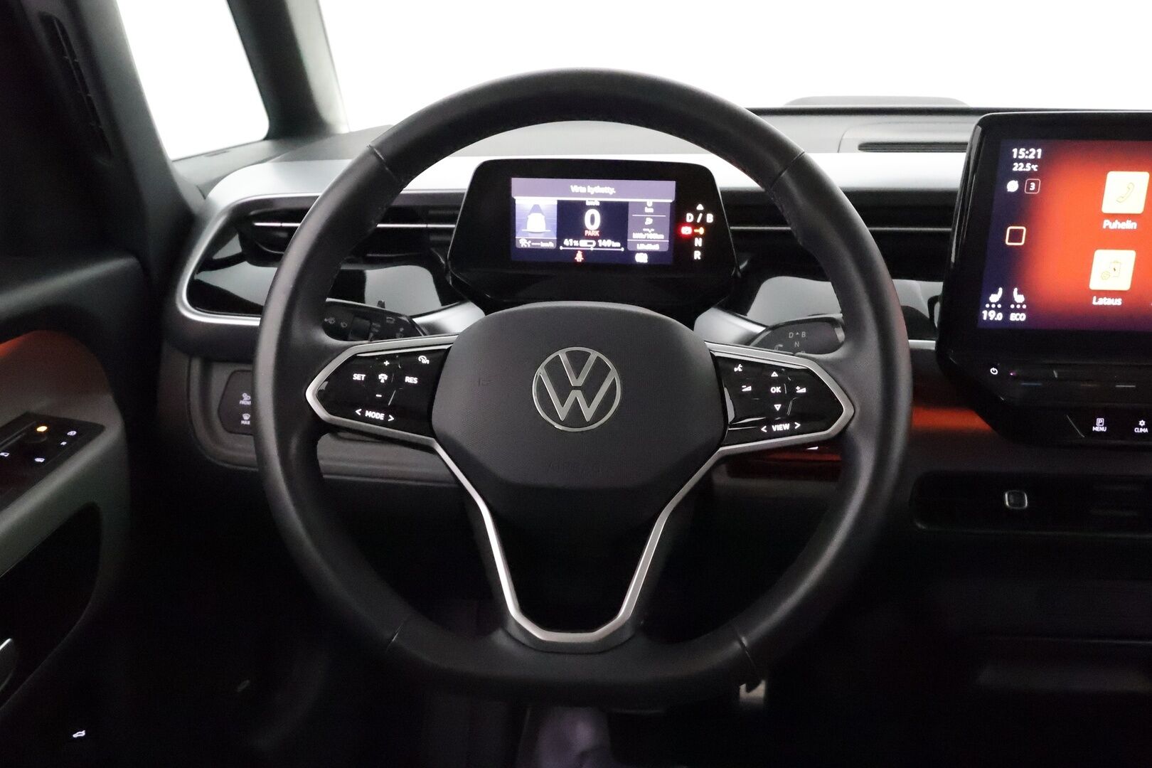 Volkswagen ID. Buzz 2023 PRO 150 KW **Adapt.vakkari / Matrix LED / Koukku / P.kamera / Digimittaristo / Ratinlämmitin** - 3,99 % KORKOTARJOUS TÄHÄN AUTOON - Akku kuntotarkastettu! / Kahdet renkaat aluvanteilla