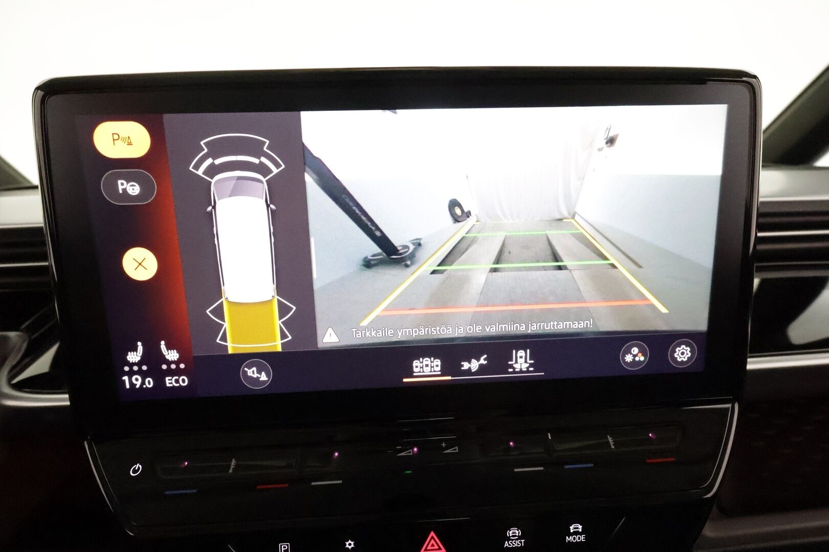 Volkswagen ID. Buzz 2023 PRO 150 KW **Adapt.vakkari / Matrix LED / Koukku / P.kamera / Digimittaristo / Ratinlämmitin** - 3,99 % KORKOTARJOUS TÄHÄN AUTOON - Akku kuntotarkastettu! / Kahdet renkaat aluvanteilla