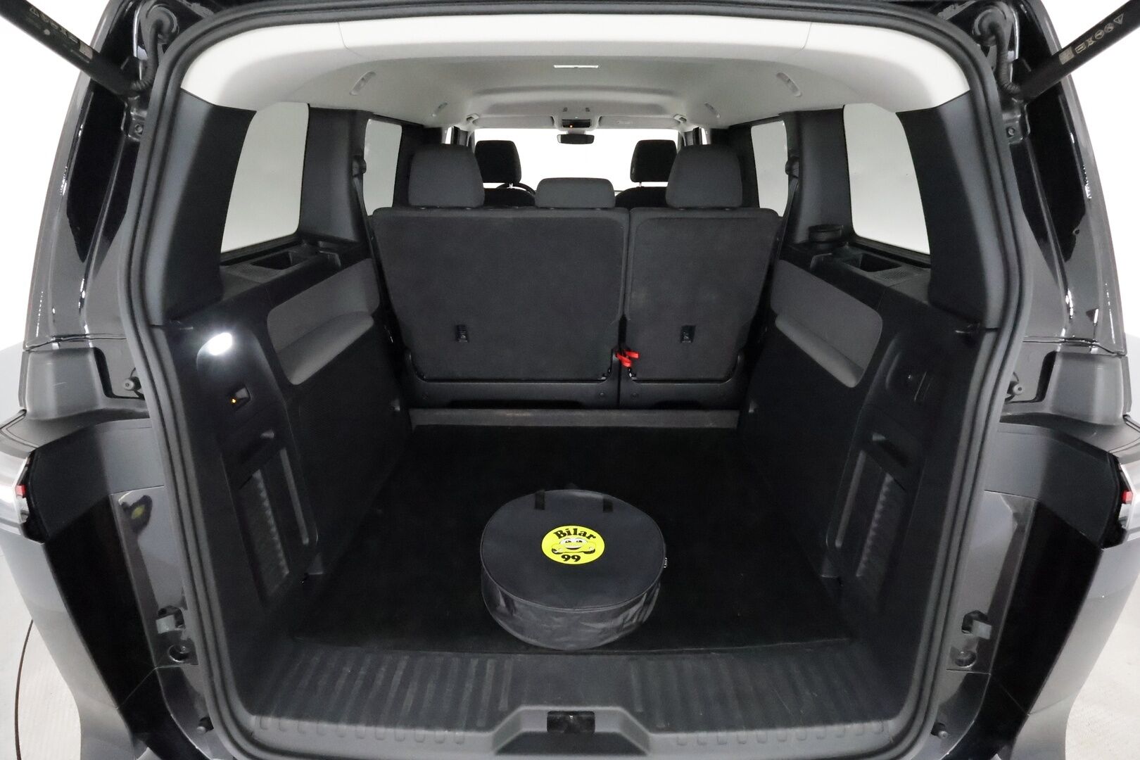 Volkswagen ID. Buzz 2023 PRO 150 KW **Adapt.vakkari / Matrix LED / Koukku / P.kamera / Digimittaristo / Ratinlämmitin** - 3,99 % KORKOTARJOUS TÄHÄN AUTOON - Akku kuntotarkastettu! / Kahdet renkaat aluvanteilla