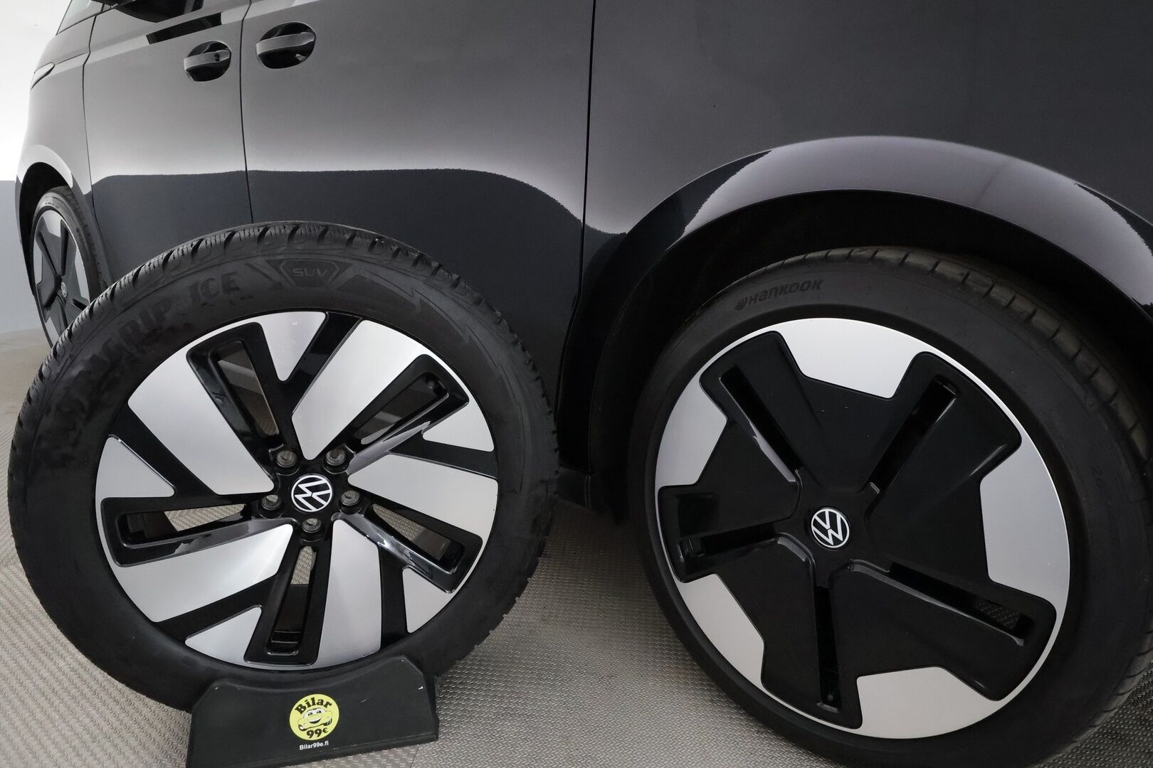 Volkswagen ID. Buzz 2023 PRO 150 KW **Adapt.vakkari / Matrix LED / Koukku / P.kamera / Digimittaristo / Ratinlämmitin** - 3,99 % KORKOTARJOUS TÄHÄN AUTOON - Akku kuntotarkastettu! / Kahdet renkaat aluvanteilla