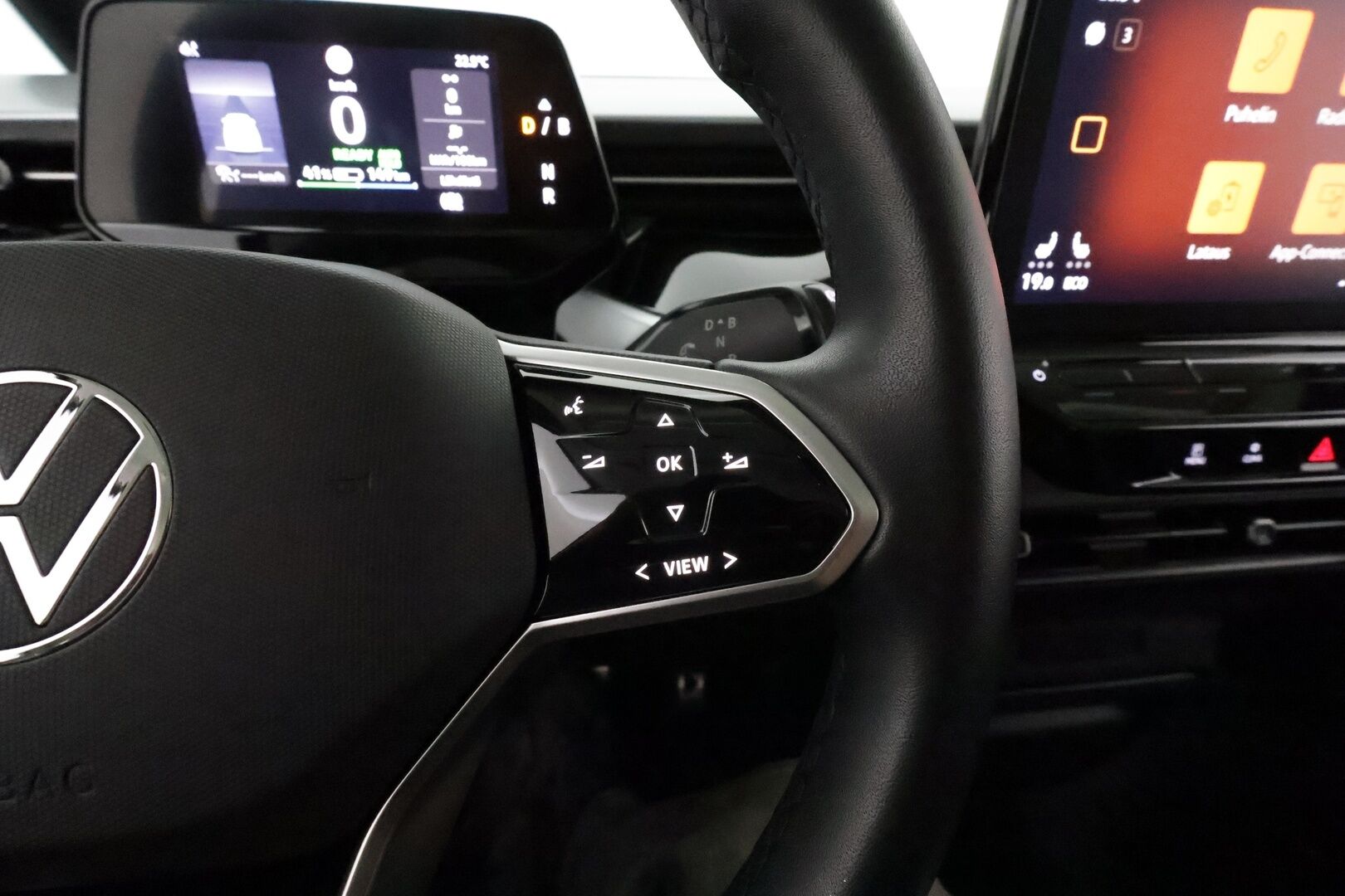 Volkswagen ID. Buzz 2023 PRO 150 KW **Adapt.vakkari / Matrix LED / Koukku / P.kamera / Digimittaristo / Ratinlämmitin** - 3,99 % KORKOTARJOUS TÄHÄN AUTOON - Akku kuntotarkastettu! / Kahdet renkaat aluvanteilla