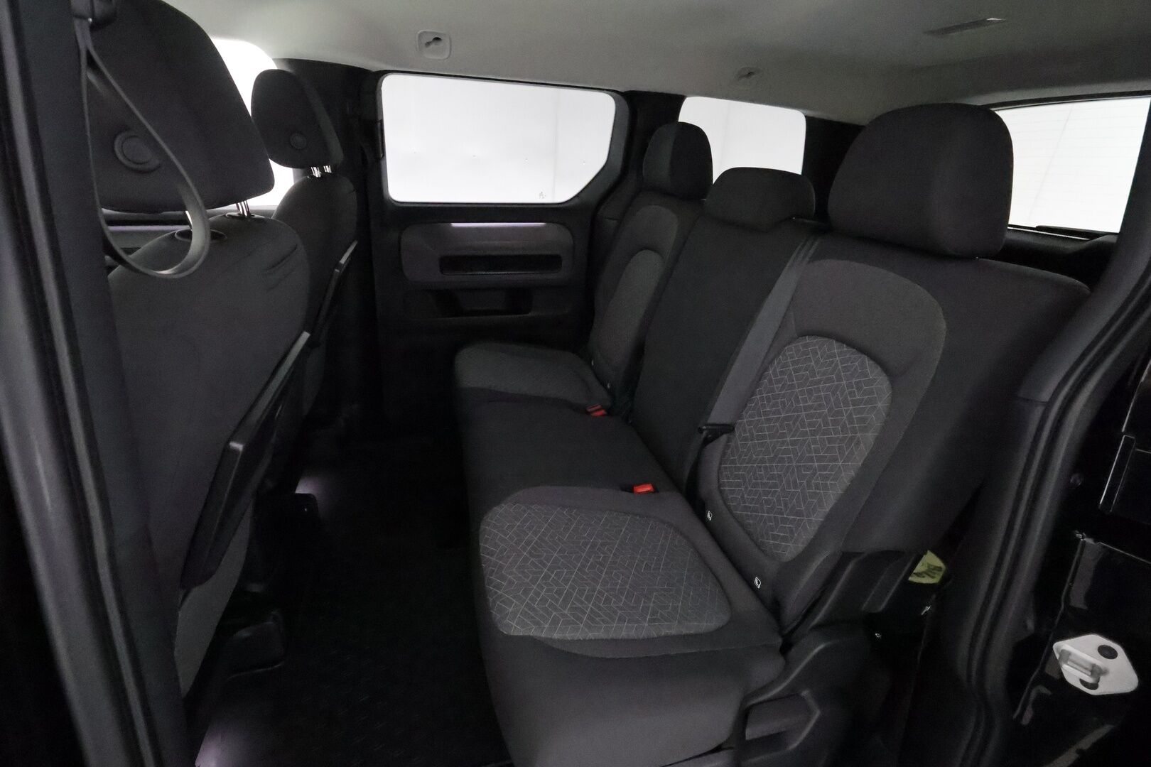 Volkswagen ID. Buzz 2023 PRO 150 KW **Adapt.vakkari / Matrix LED / Koukku / P.kamera / Digimittaristo / Ratinlämmitin** - 3,99 % KORKOTARJOUS TÄHÄN AUTOON - Akku kuntotarkastettu! / Kahdet renkaat aluvanteilla