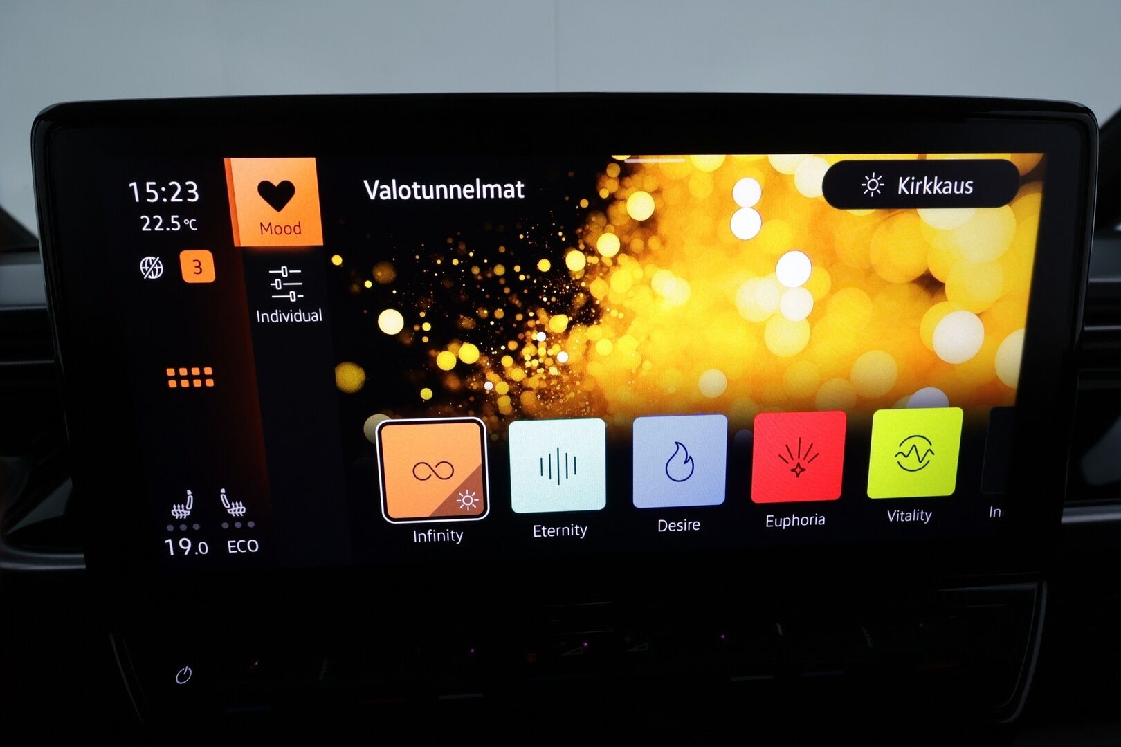 Volkswagen ID. Buzz 2023 PRO 150 KW **Adapt.vakkari / Matrix LED / Koukku / P.kamera / Digimittaristo / Ratinlämmitin** - 3,99 % KORKOTARJOUS TÄHÄN AUTOON - Akku kuntotarkastettu! / Kahdet renkaat aluvanteilla