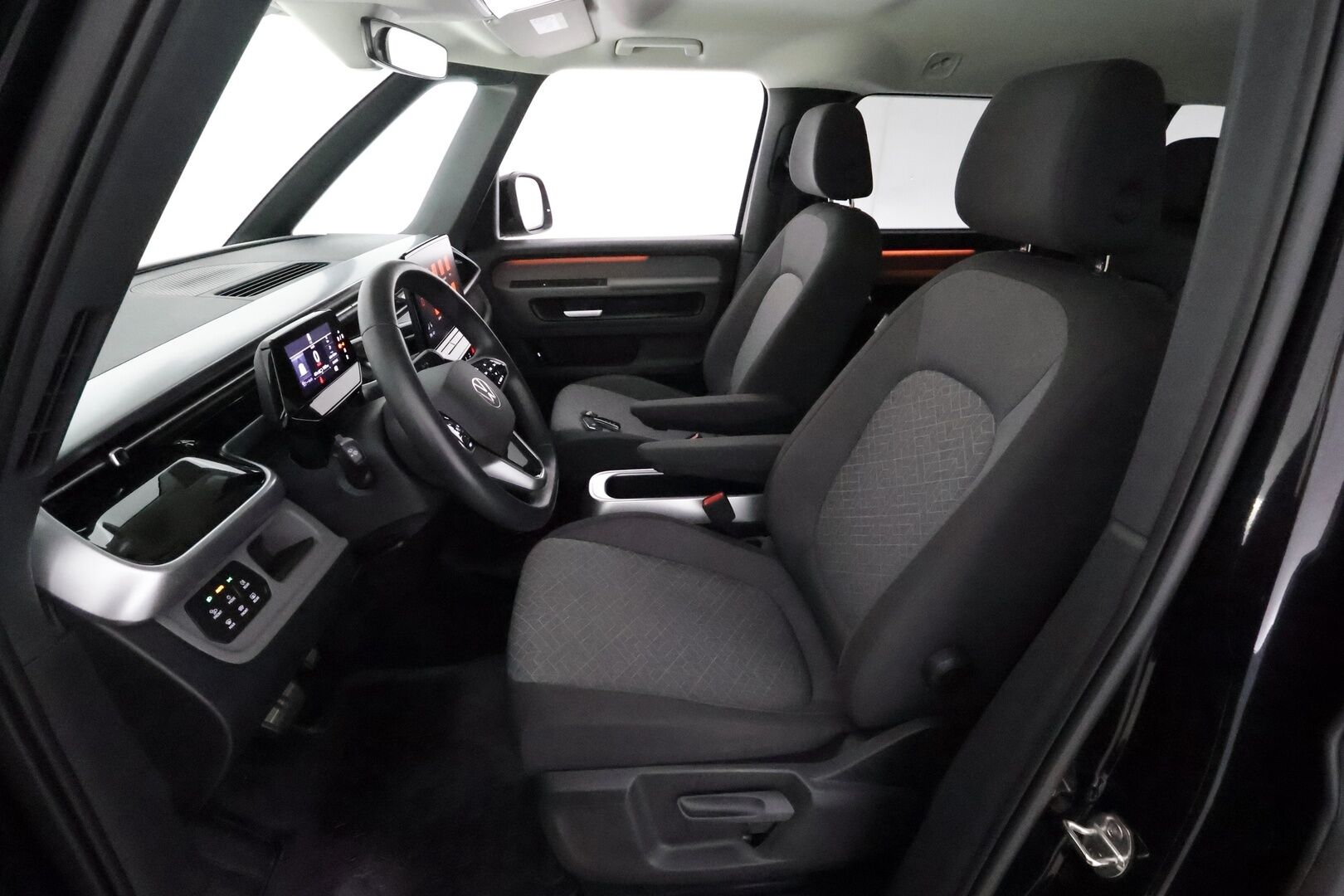 Volkswagen ID. Buzz 2023 PRO 150 KW **Adapt.vakkari / Matrix LED / Koukku / P.kamera / Digimittaristo / Ratinlämmitin** - 3,99 % KORKOTARJOUS TÄHÄN AUTOON - Akku kuntotarkastettu! / Kahdet renkaat aluvanteilla