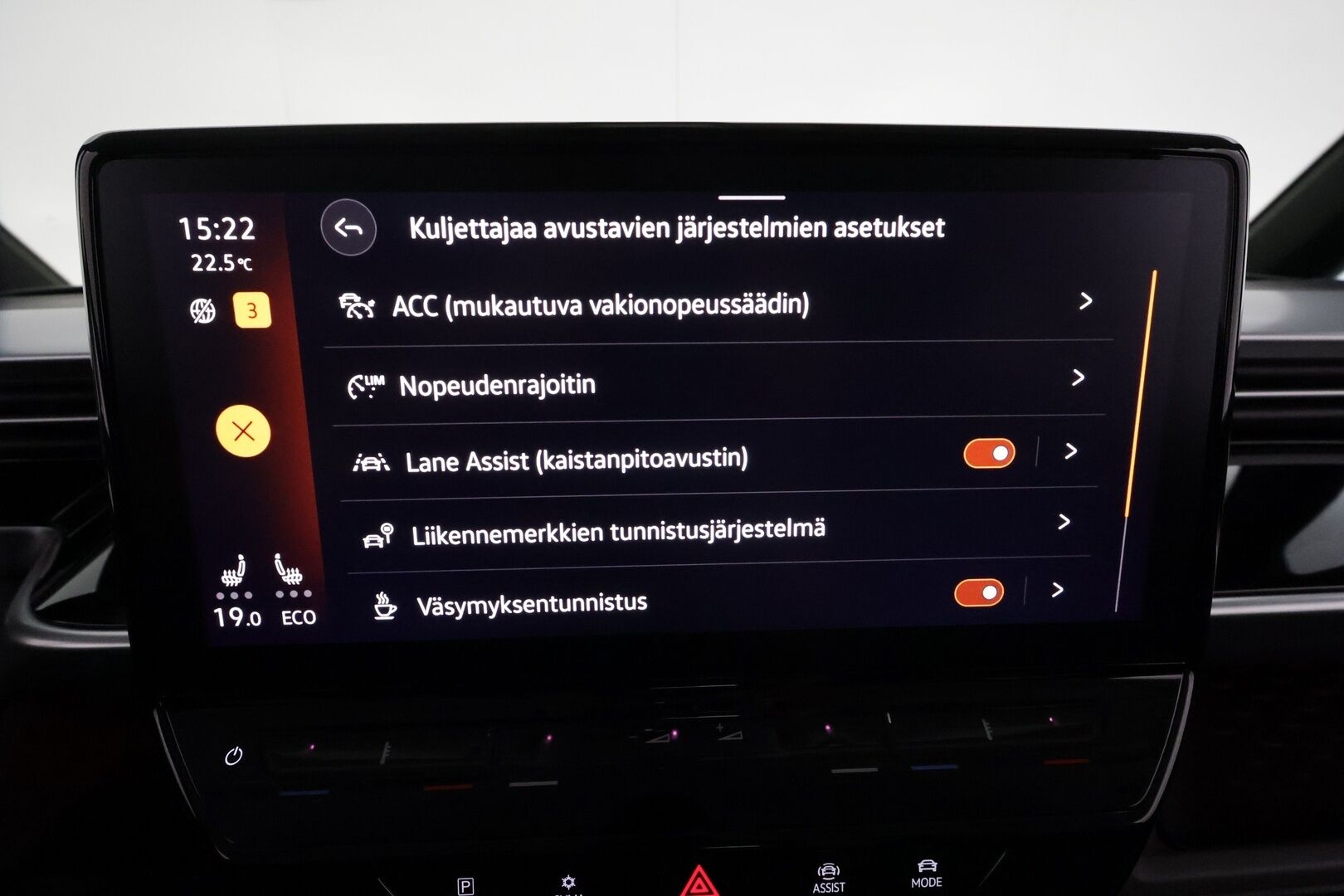Volkswagen ID. Buzz 2023 PRO 150 KW **Adapt.vakkari / Matrix LED / Koukku / P.kamera / Digimittaristo / Ratinlämmitin** - 3,99 % KORKOTARJOUS TÄHÄN AUTOON - Akku kuntotarkastettu! / Kahdet renkaat aluvanteilla