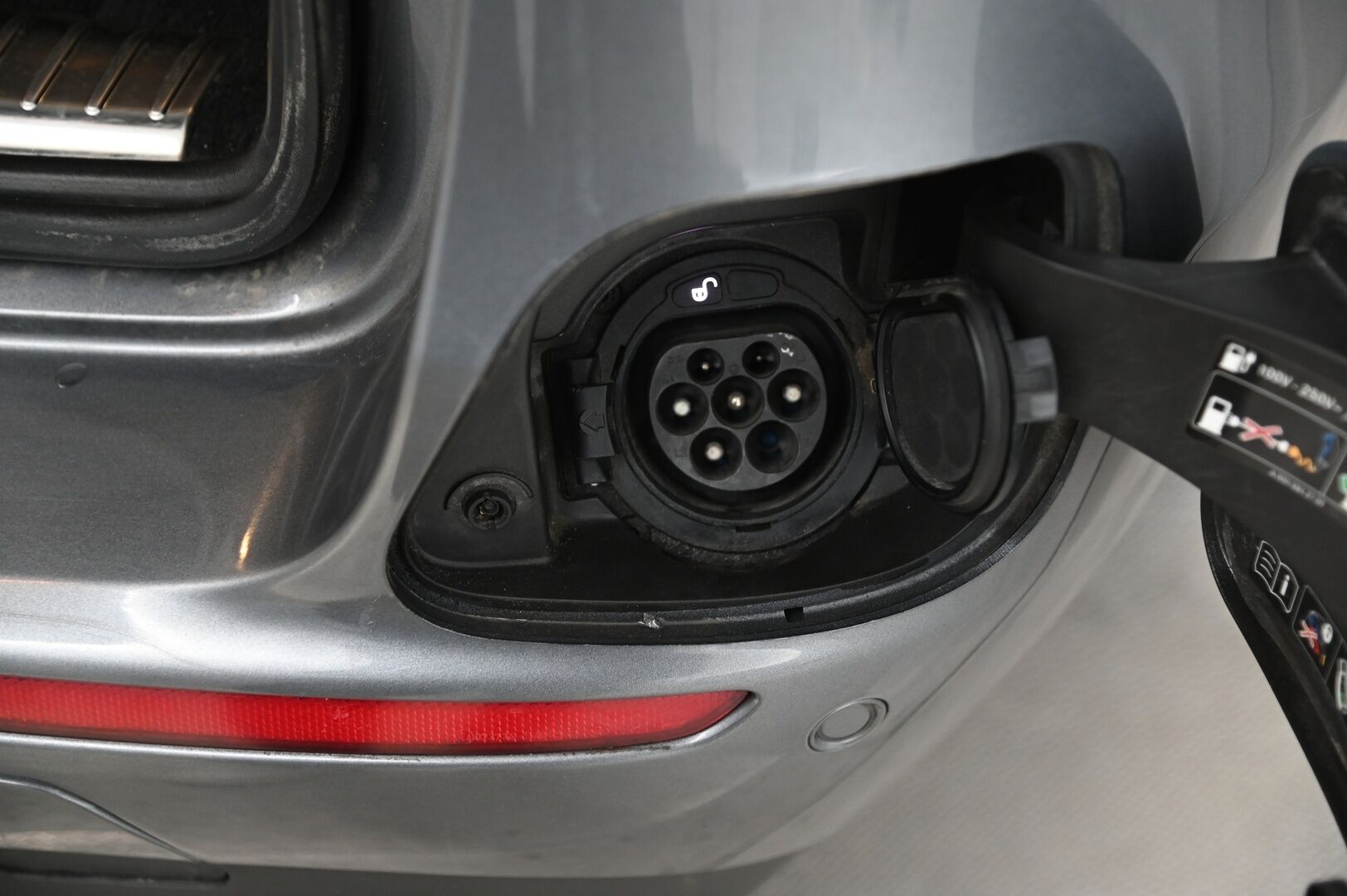 Mercedes-Benz E 2020 300 de 4Matic T A Business AMG EQ Power *Soh 89% / DTR+ / 360 kamera / Panorama / Adapt.vak*