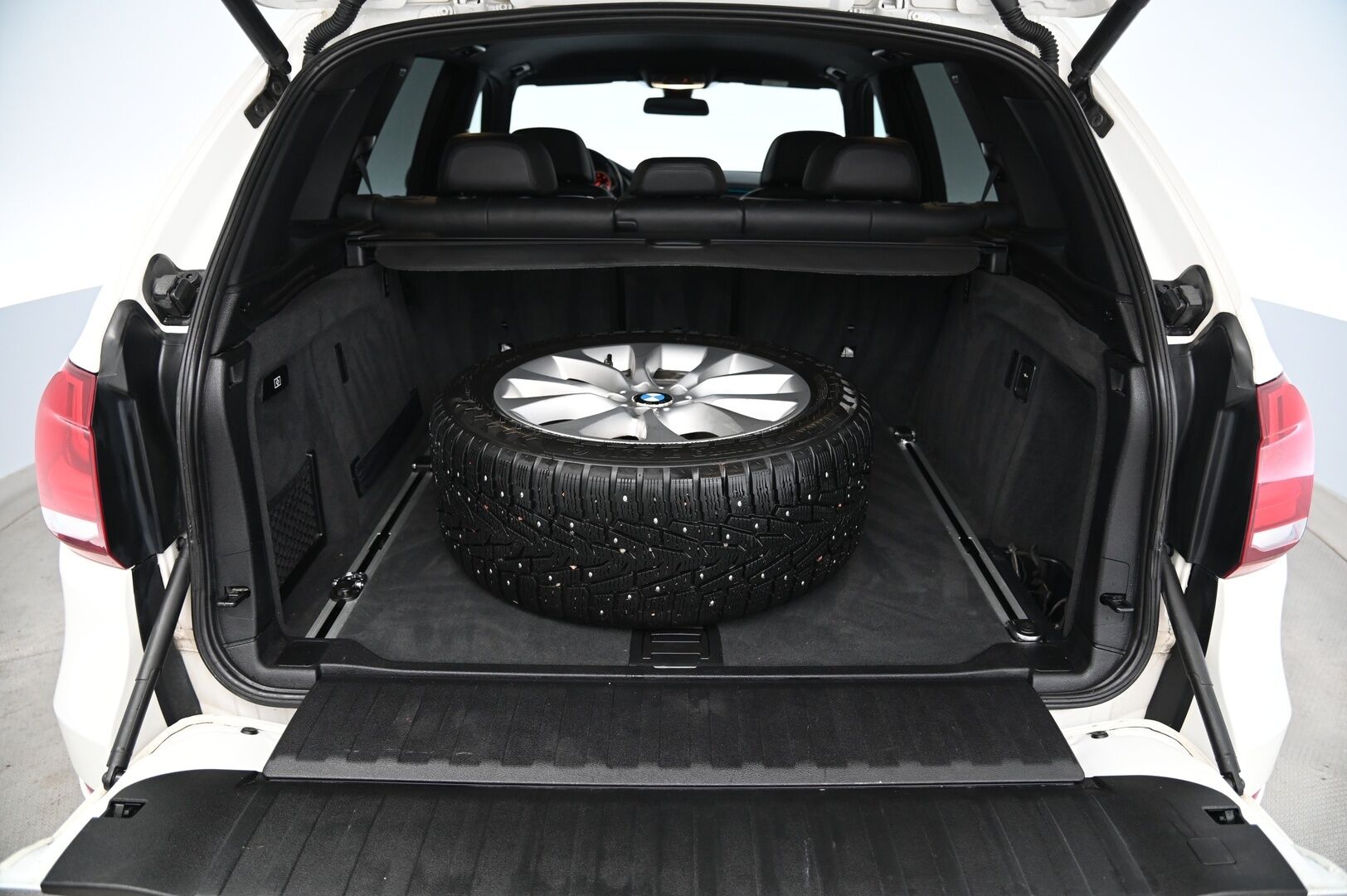 BMW X5 2015 dA F15 xDrive 40d M-sport*Hud / Muistipenkit / hifit / Proff.navi / P.kamera / Vetokoukku* - *Fiksut kilometrit / Helmiäisvalkoinen / 2x vanteet & renkaat* - Osta nyt, maksa vasta ensi vuonna