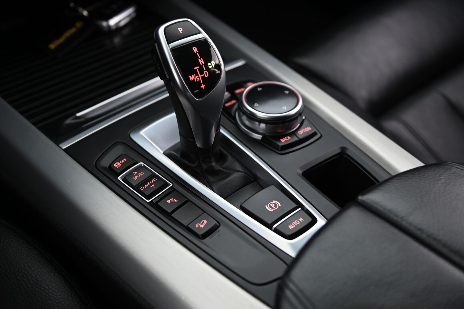 BMW X5 2015 dA F15 xDrive 40d M-sport*Hud / Muistipenkit / hifit / Proff.navi / P.kamera / Vetokoukku* - *Fiksut kilometrit / Helmiäisvalkoinen / 2x vanteet & renkaat* - Osta nyt, maksa vasta ensi vuonna