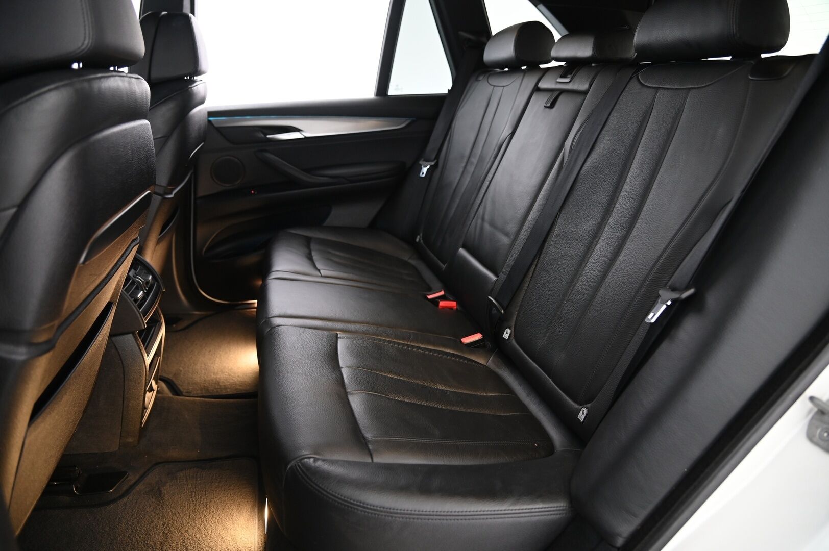 BMW X5 2015 dA F15 xDrive 40d M-sport*Hud / Muistipenkit / hifit / Proff.navi / P.kamera / Vetokoukku* - *Fiksut kilometrit / Helmiäisvalkoinen / 2x vanteet & renkaat* - Osta nyt, maksa vasta ensi vuonna