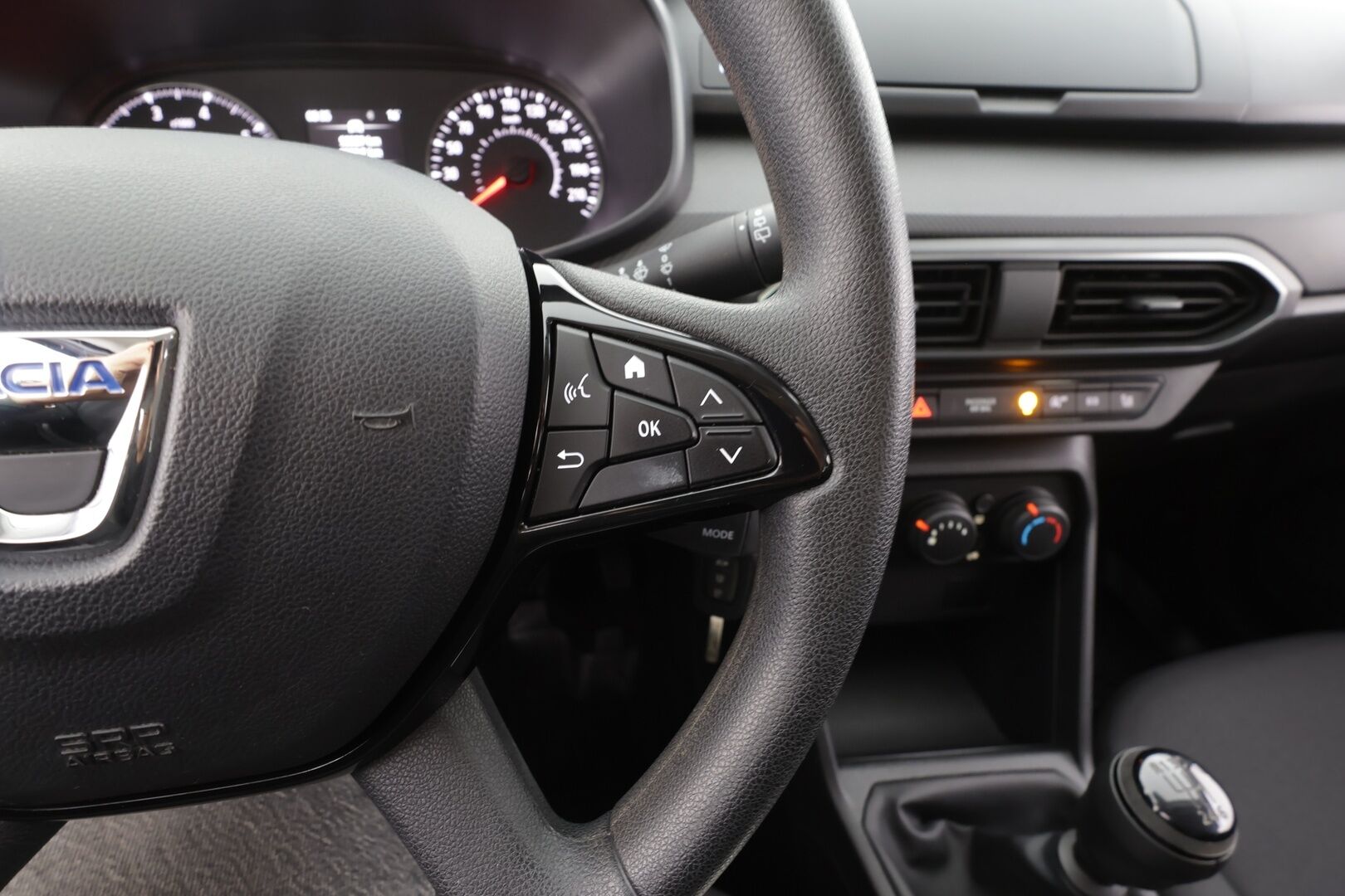 Dacia Jogger 2022 TCe 110 Essential 7p - | LED | Ilmastointi | P.tutkat | Merkkihuollot | 1-om suomi-auto | Kahdet renkaat | Bluetooth | Penkinlämmittimet | 