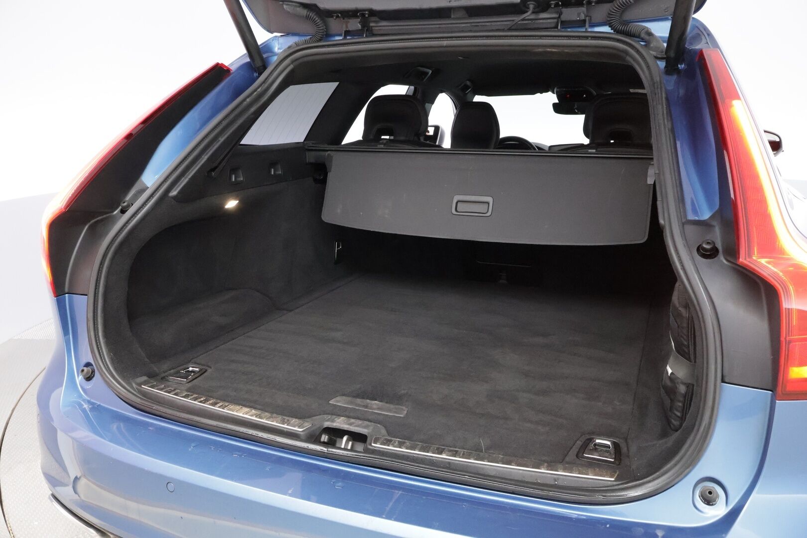 Volvo V90 2018 D4 AWD Business R-Design aut * Webasto / Adapt.vakkari / Harman&Kardon / Vetokoukku / Full-LED / Nahka-Alcantara * - Bursting Blue / Lämm.tuulilasi / Jakopää tehty / Juuri saapunut Tampereelle! - HULLUT AVAJAISHULINAT KORKOTARJOUS 3,29 %