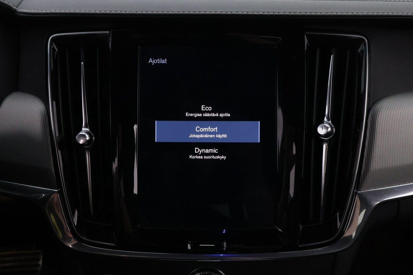 Volvo V90 2018 D4 AWD Business R-Design aut * Webasto / Adapt.vakkari / Harman&Kardon / Vetokoukku / Full-LED / Nahka-Alcantara * - Bursting Blue / Lämm.tuulilasi / Jakopää tehty / Juuri saapunut Tampereelle! - HULLUT AVAJAISHULINAT KORKOTARJOUS 3,29 %