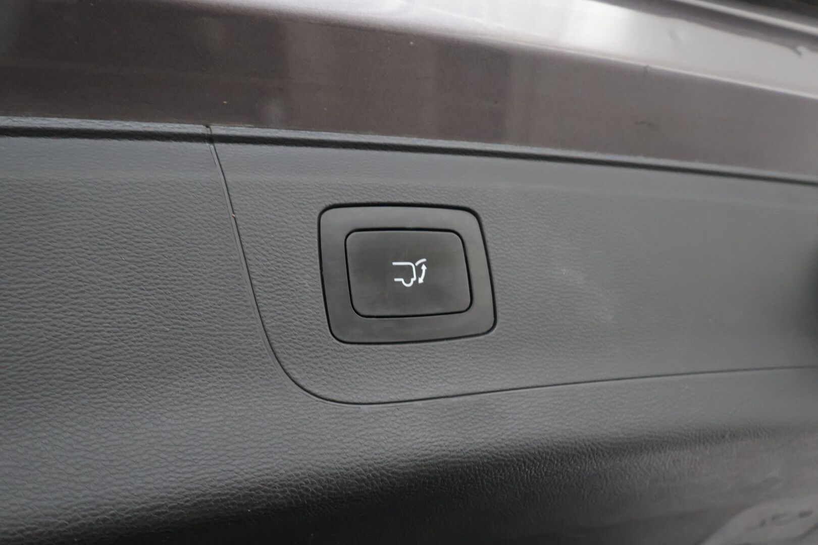 Maxus Euniq 5 2022 Grand Wagon 7-P 177hv - Exclusive * ACC / Full-LED / Panorama / 360 / Sähköpenkit / Kaistavahti / Keyless * - Suomi-auto / 2x Latauskaapelit