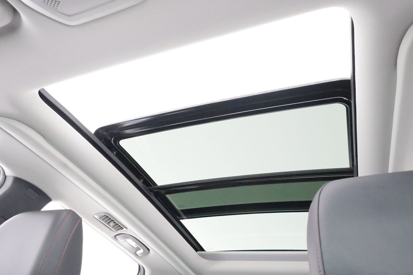 Maxus Euniq 5 2022 Grand Wagon 7-P 177hv - Exclusive * ACC / Full-LED / Panorama / 360 / Sähköpenkit / Kaistavahti / Keyless * - Suomi-auto / 2x Latauskaapelit