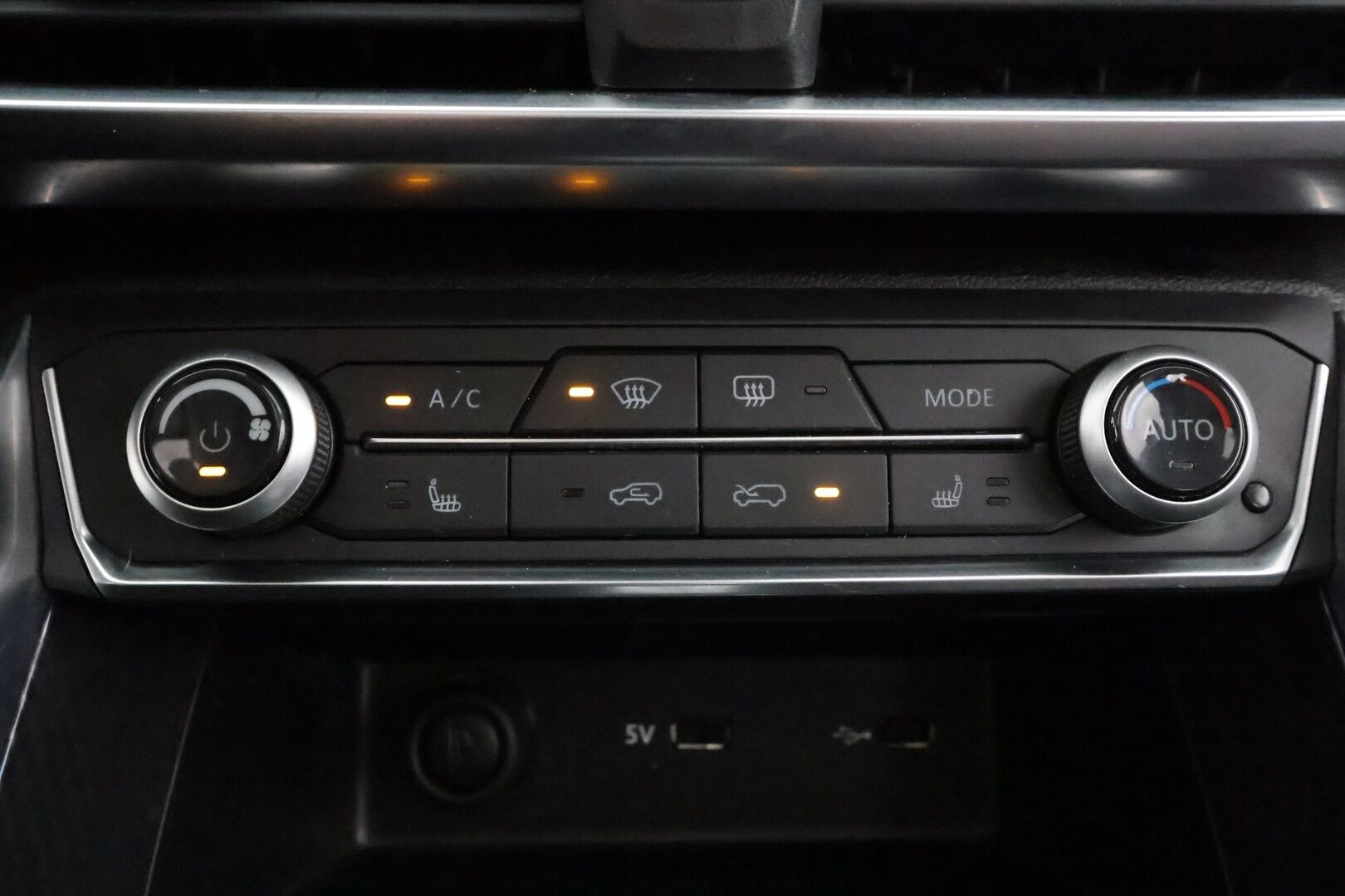 Maxus Euniq 5 2022 Grand Wagon 7-P 177hv - Exclusive * ACC / Full-LED / Panorama / 360 / Sähköpenkit / Kaistavahti / Keyless * - Suomi-auto / 2x Latauskaapelit