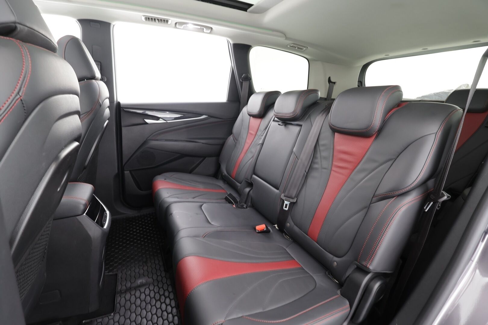 Maxus Euniq 5 2022 Grand Wagon 7-P 177hv - Exclusive * ACC / Full-LED / Panorama / 360 / Sähköpenkit / Kaistavahti / Keyless * - Suomi-auto / 2x Latauskaapelit