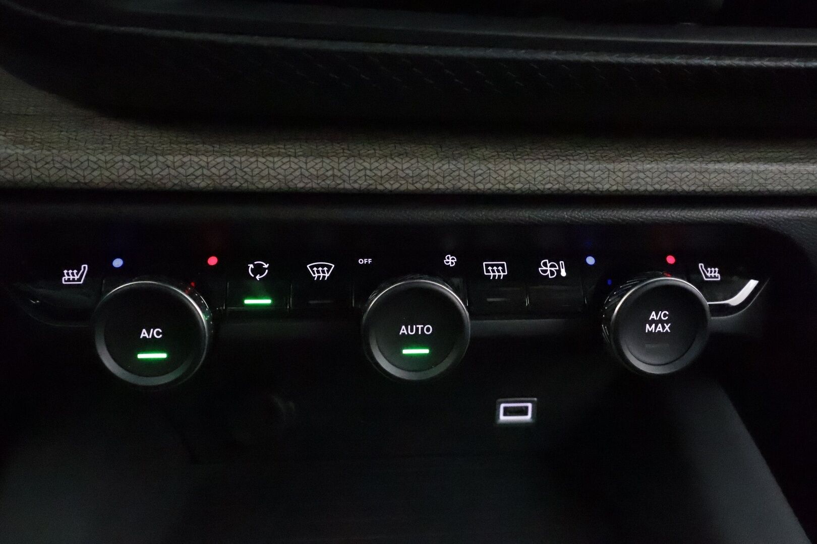 Citroen C5 X 2022 Plug-in Hybrid 225 Shine Pack Launch Edition EAT8 Automaatti - ACC | HUD | Lohko | 360-Kamera | Sähköpenkit | Nahat | 1.Om Suomi-auto | Merkkihuollettu | Kahdet Renkaat | Katsastettu 5/26