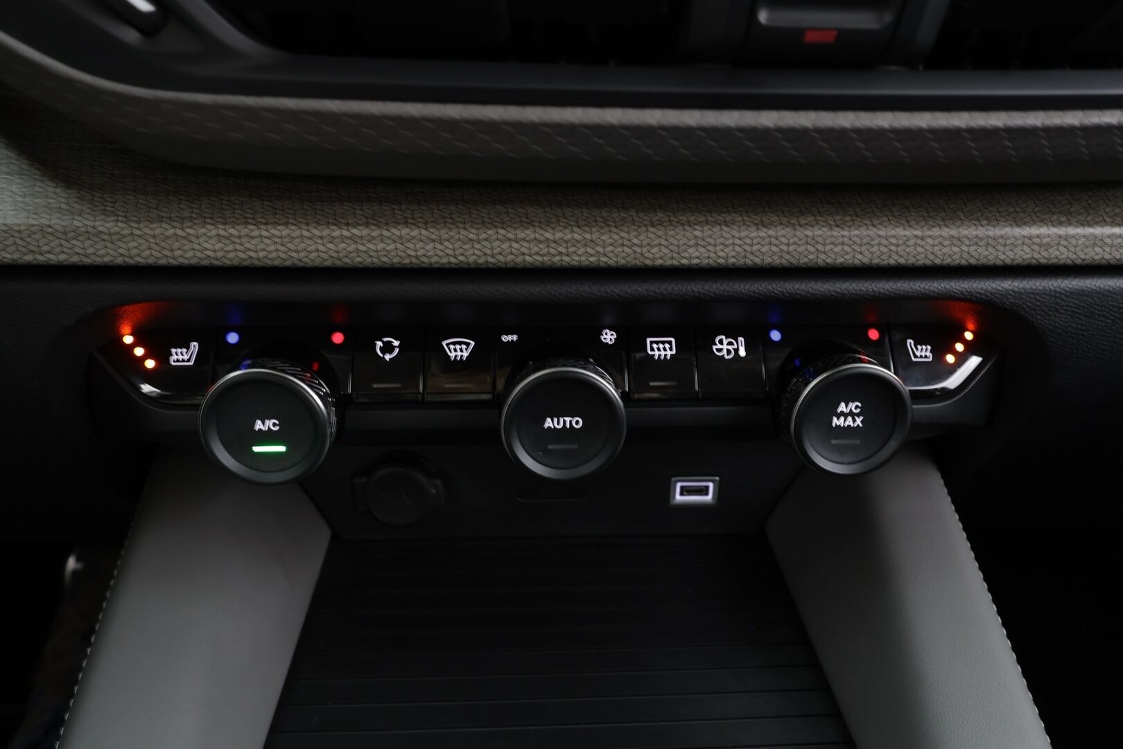 Citroen C5 X 2022 Plug-in Hybrid 225 Shine Pack Launch Edition EAT8 * HUD / ACC / LED / 360° / Muistipenkki / Navi / Keyless * - 1-om Suomi-auto / 2x Latauskaapelit / Kahdet renkaat - Osta nyt, maksa vasta ensi vuonna