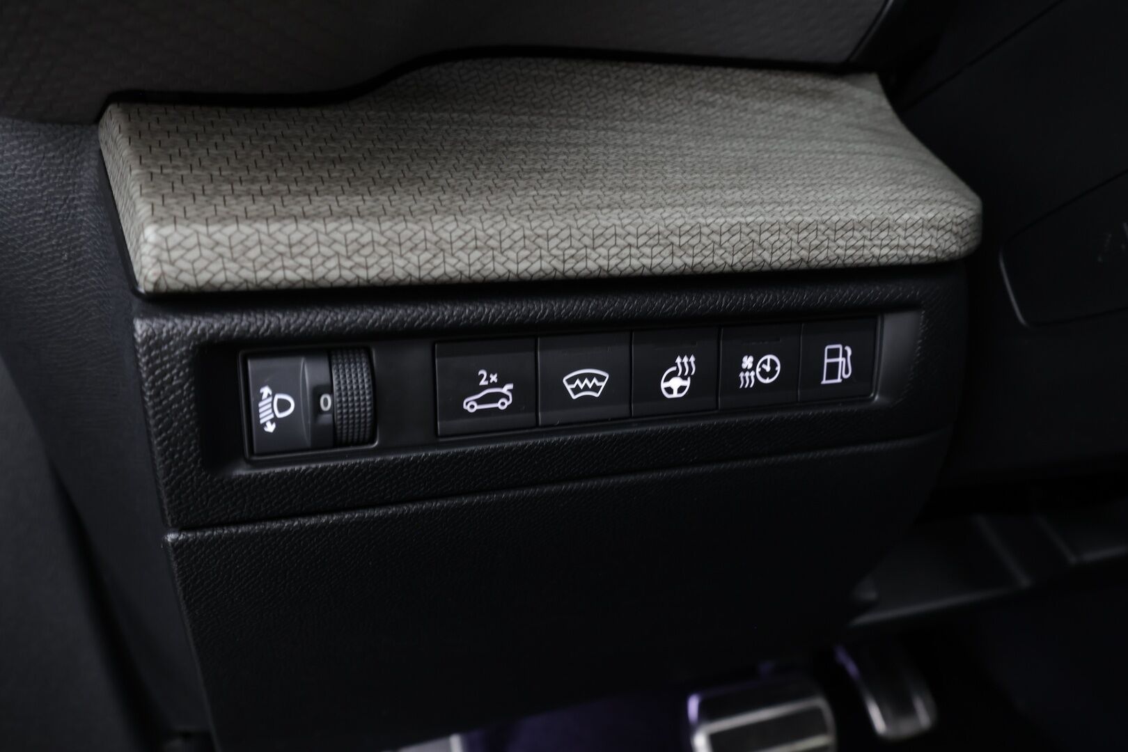 Citroen C5 X 2022 Plug-in Hybrid 225 Shine Pack Launch Edition EAT8 * HUD / ACC / LED / 360° / Muistipenkki / Navi / Keyless * - 1-om Suomi-auto / 2x Latauskaapelit / Kahdet renkaat - Osta nyt, maksa vasta ensi vuonna