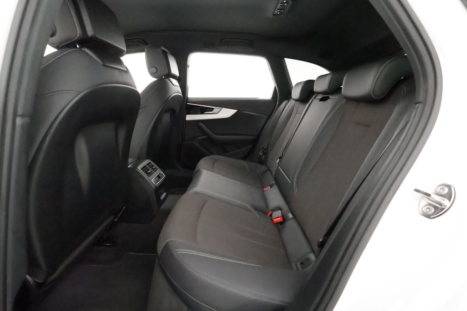 Audi A4 2022 Avant Business S line 40 TFSI 150 kW MHEV quattro S tronic - 3,99 % KORKOTARJOUS TÄHÄN AUTOON - 31.5. ASTI! - 1-om Suomi-auto / Webasto / Adapt.Vakkari / Peruutuskamera / Matrix LED / Puolinahkasisusta / Digital Cockpit / Apple&Android!