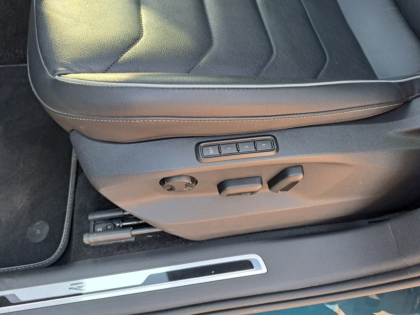 Volkswagen Tiguan 2022 R-Line eHybrid 180 kW DSG-automaatti / Adapt.Vakkari / Nahkaverhoilu / Muistipenkit / Led-ajovalot / Navi / TULOSSA //