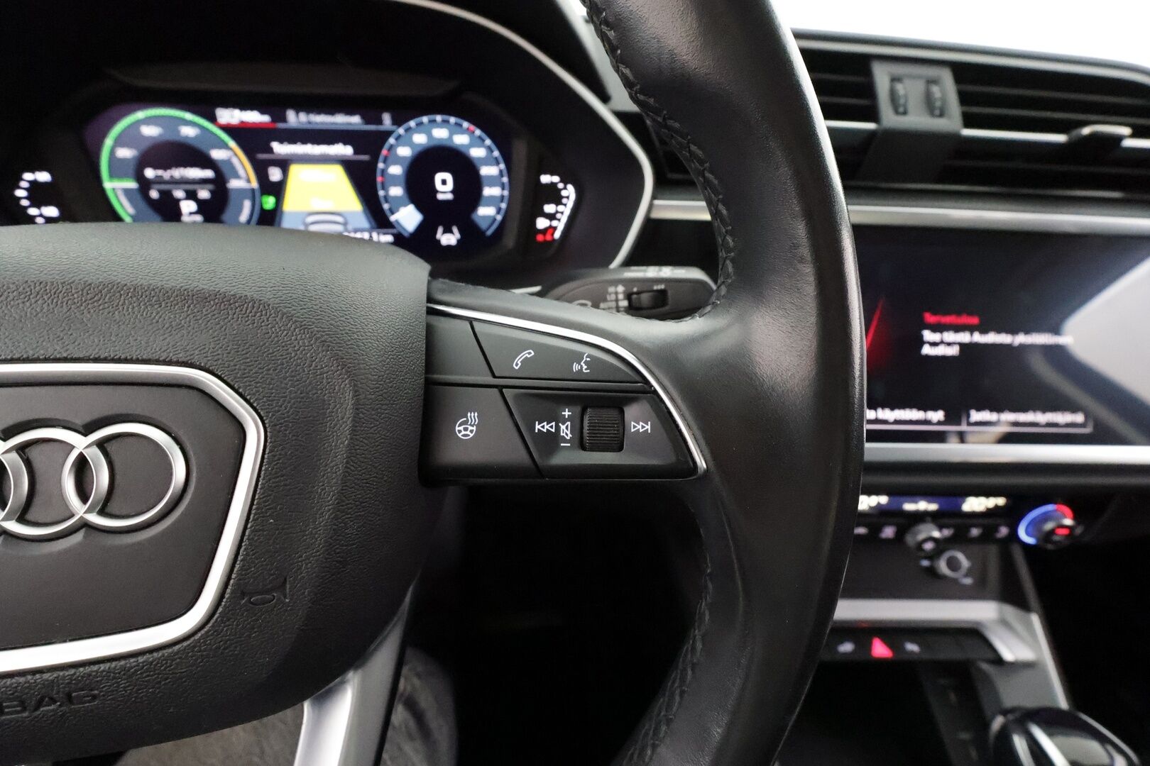 Audi Q3 2022 Business 45 TFSI e 180 kW S tronic * ACC / Koukku / P.kamera / LED / Apple&Android / Keyless* - 1.Om Suomi-auto / Kahdet Renkaat