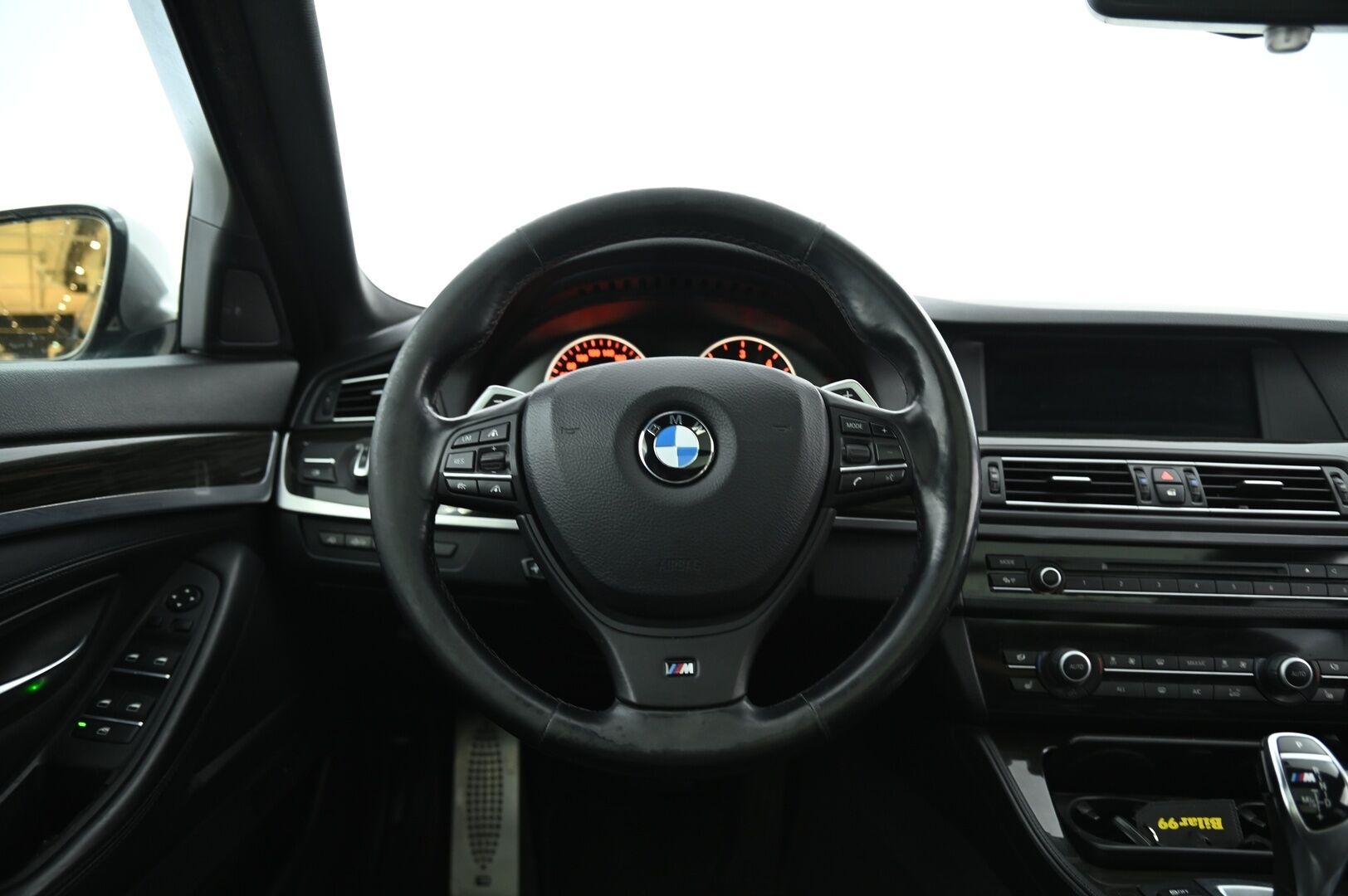 BMW M550D 2013 Sport A xDrive F11 Touring * ACC / Comfort nahat / DSP Hifi / Panorama / HUD / Adapt. Xenon / Imuovet* - Todella maltillisilla kilsoilla Diesel mörkö! Kovilla varusteilla ja täydellisellä huoltohistorialla / Juuri katsastettu / Puhdas vertical