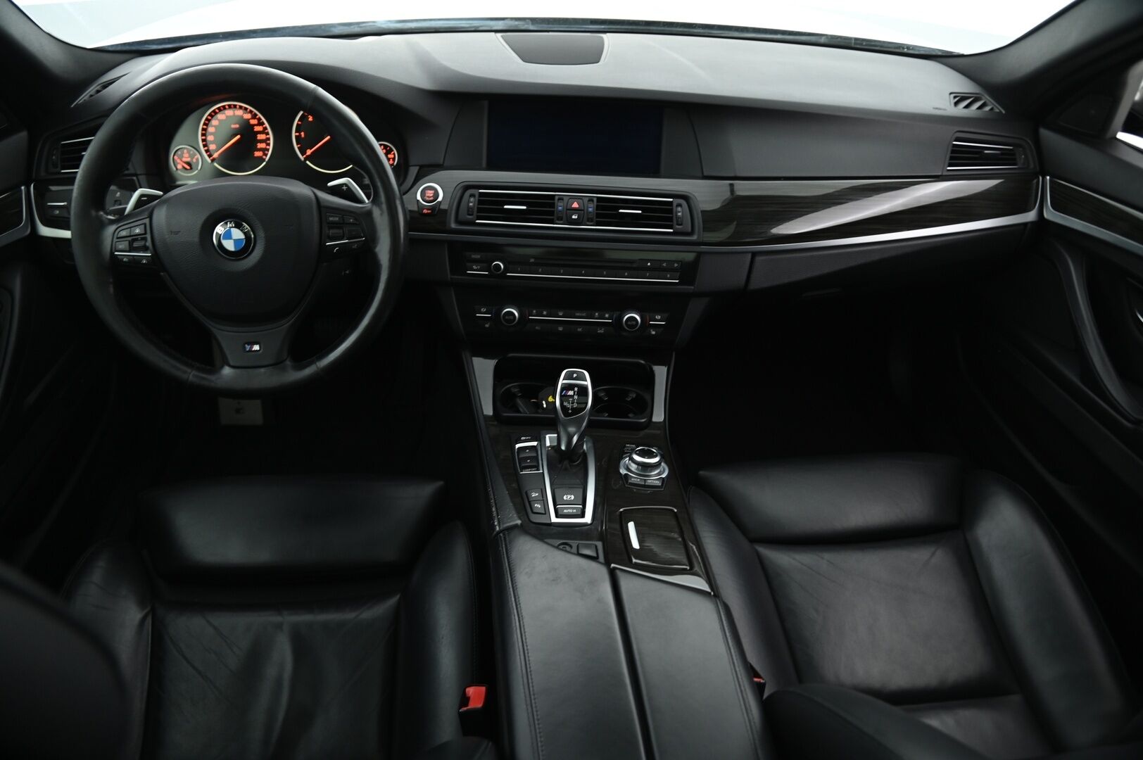 BMW M550D 2013 Sport A xDrive F11 Touring * ACC / Comfort nahat / DSP Hifi / Panorama / HUD / Adapt. Xenon / Imuovet* - Todella maltillisilla kilsoilla Diesel mörkö! Kovilla varusteilla ja täydellisellä huoltohistorialla / Juuri katsastettu / Puhdas vertical