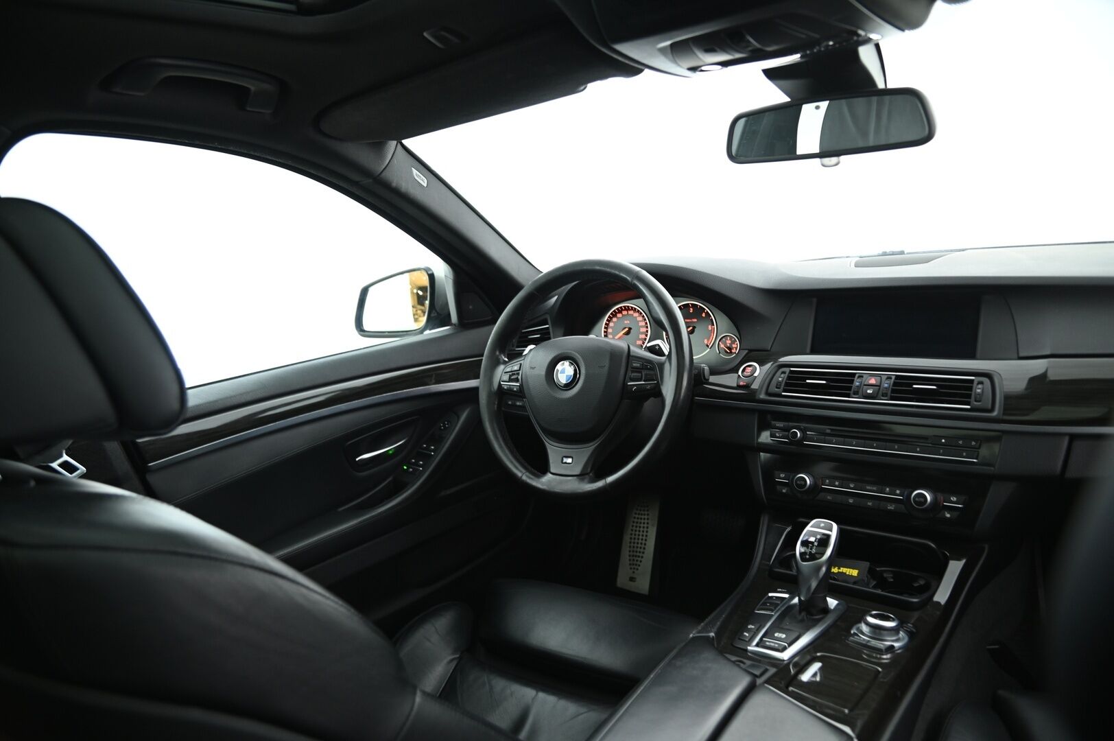 BMW M550D 2013 Sport A xDrive F11 Touring * ACC / Comfort nahat / DSP Hifi / Panorama / HUD / Adapt. Xenon / Imuovet* - Todella maltillisilla kilsoilla Diesel mörkö! Kovilla varusteilla ja täydellisellä huoltohistorialla / Juuri katsastettu / Puhdas vertical