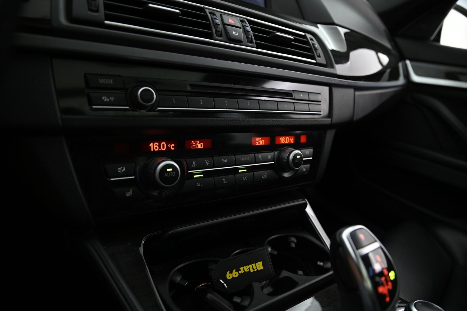 BMW M550D 2013 Sport A xDrive F11 Touring * ACC / Comfort nahat / DSP Hifi / Panorama / HUD / Adapt. Xenon / Imuovet* - Todella maltillisilla kilsoilla Diesel mörkö! Kovilla varusteilla ja täydellisellä huoltohistorialla / Juuri katsastettu / Puhdas vertical