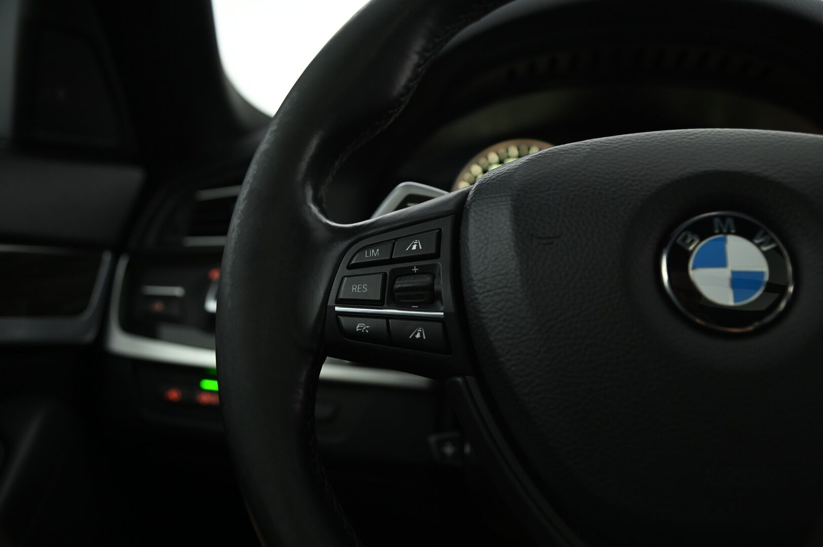 BMW M550D 2013 Sport A xDrive F11 Touring * ACC / Comfort nahat / DSP Hifi / Panorama / HUD / Adapt. Xenon / Imuovet* - Todella maltillisilla kilsoilla Diesel mörkö! Kovilla varusteilla ja täydellisellä huoltohistorialla / Juuri katsastettu / Puhdas vertical