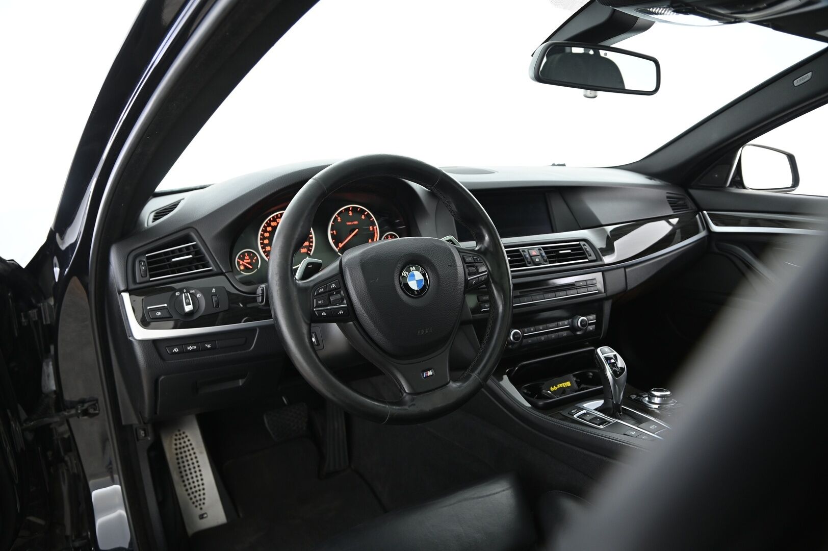 BMW M550D 2013 Sport A xDrive F11 Touring * ACC / Comfort nahat / DSP Hifi / Panorama / HUD / Adapt. Xenon / Imuovet* - Todella maltillisilla kilsoilla Diesel mörkö! Kovilla varusteilla ja täydellisellä huoltohistorialla / Juuri katsastettu / Puhdas vertical