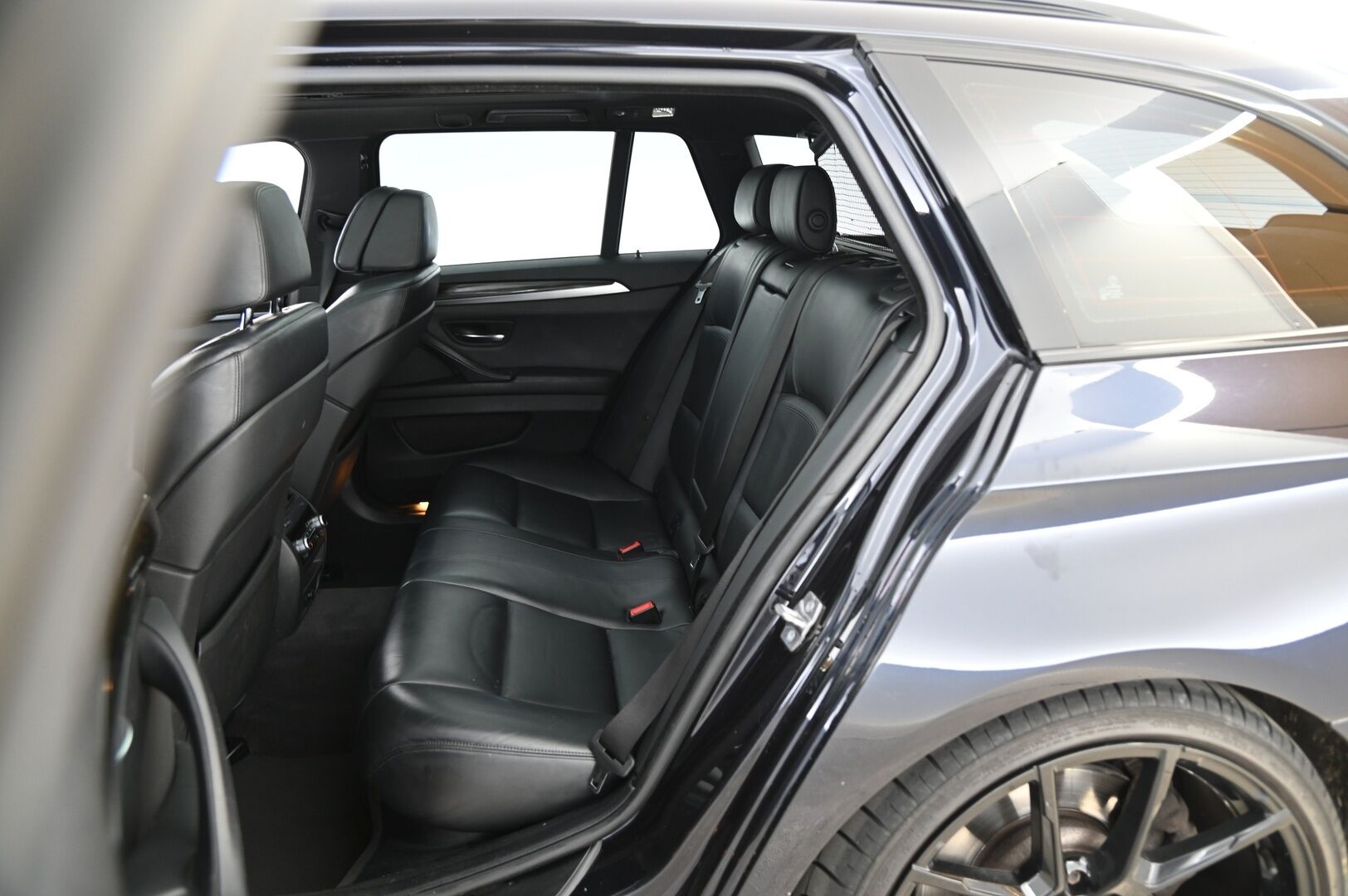 BMW M550D 2013 Sport A xDrive F11 Touring * ACC / Comfort nahat / DSP Hifi / Panorama / HUD / Adapt. Xenon / Imuovet* - Todella maltillisilla kilsoilla Diesel mörkö! Kovilla varusteilla ja täydellisellä huoltohistorialla / Juuri katsastettu / Puhdas vertical