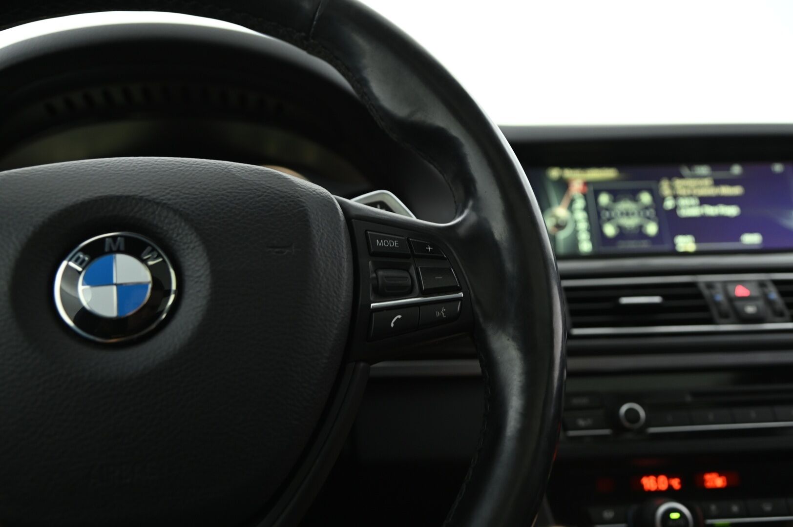 BMW M550D 2013 Sport A xDrive F11 Touring * ACC / Comfort nahat / DSP Hifi / Panorama / HUD / Adapt. Xenon / Imuovet* - Todella maltillisilla kilsoilla Diesel mörkö! Kovilla varusteilla ja täydellisellä huoltohistorialla / Juuri katsastettu / Puhdas vertical