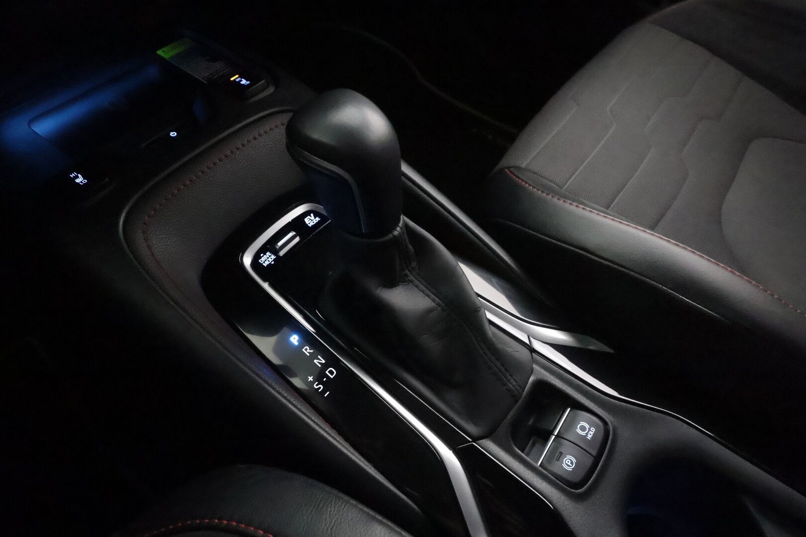 Toyota Corolla 2019 Touring Sports 2,0 Hybrid Premium * Vakkari / LED / P.kamera / Puolinahat / JBL / Keyless * - Merkkihuollettu / Kahdet Renkaat