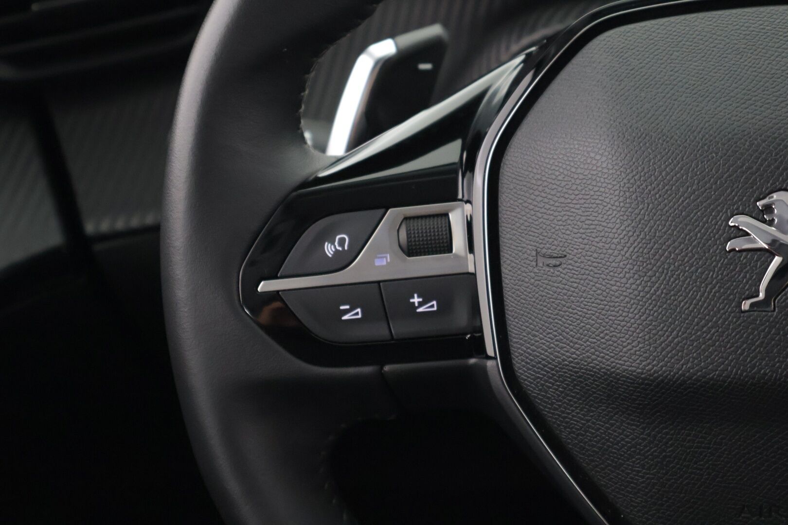 Peugeot 2008 2022 Allure Pack PureTech 130 EAT8-automaatti */ Suomi-auto / Adapt. vakkari / P.kamera / Koukku / Lohko / Carplay / 2x renkaat /* - *Kattavat varusteet / Särmä yksilö / Edulliset käyttökulut