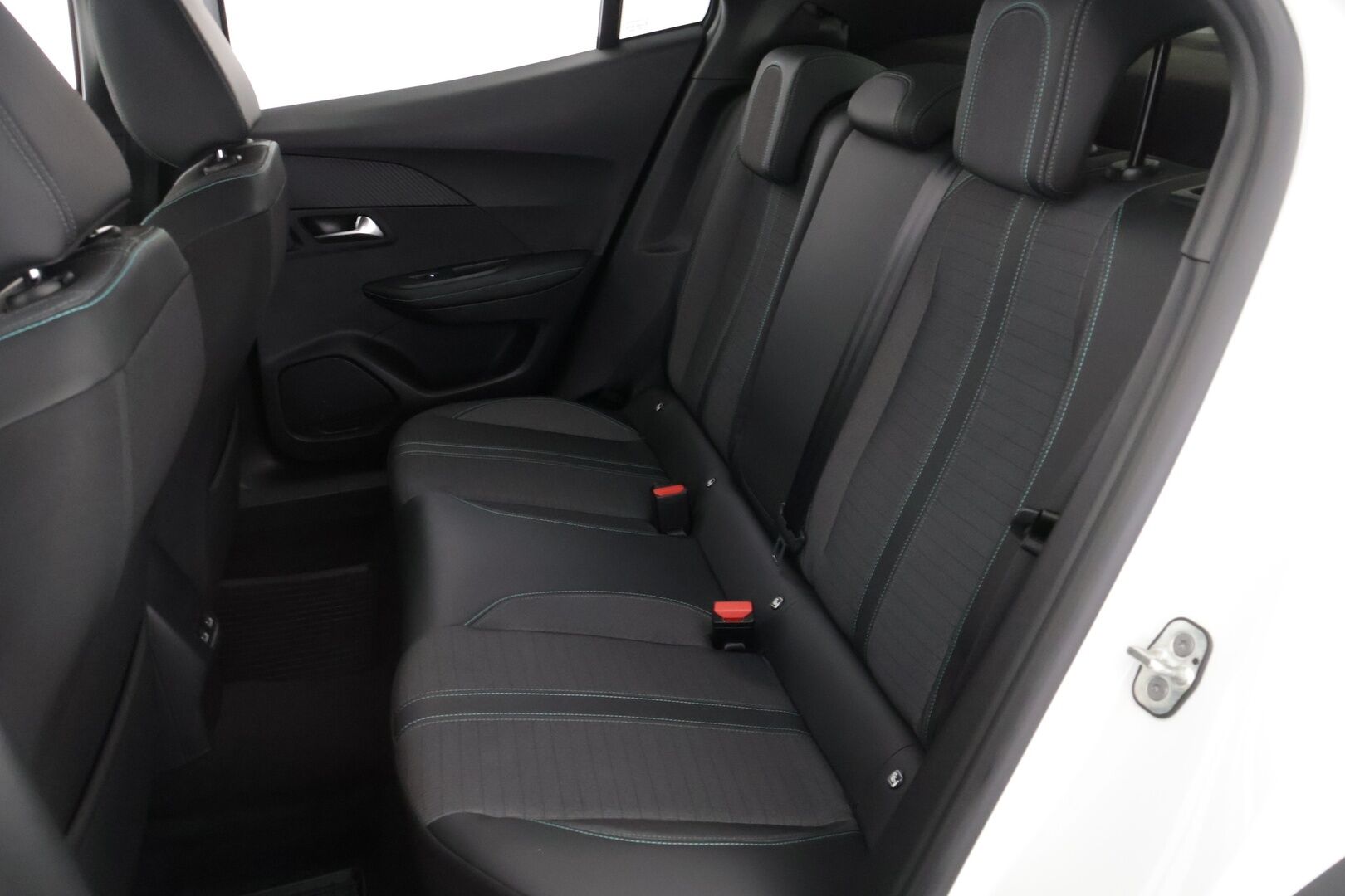 Peugeot 2008 2022 Allure Pack PureTech 130 EAT8-automaatti */ Suomi-auto / Adapt. vakkari / P.kamera / Koukku / Lohko / Carplay / 2x renkaat /* - *Kattavat varusteet / Särmä yksilö / Edulliset käyttökulut