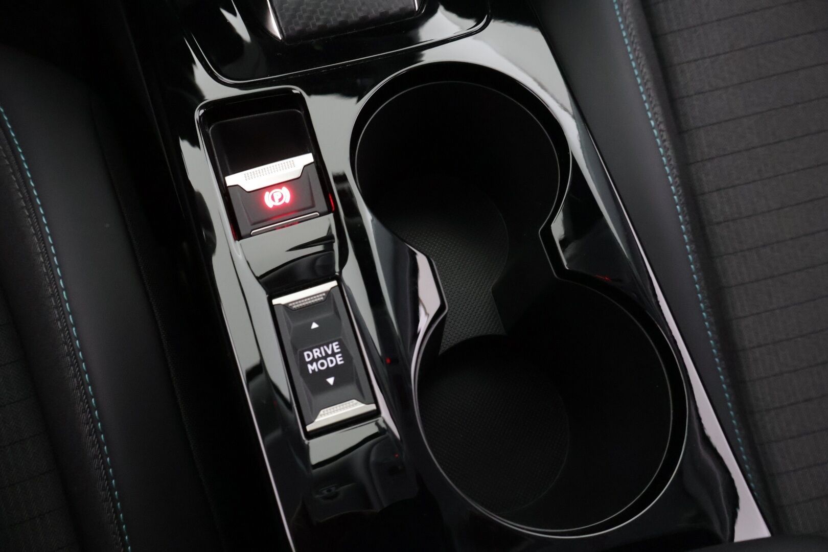 Peugeot 2008 2022 Allure Pack PureTech 130 EAT8-automaatti */ Suomi-auto / Adapt. vakkari / P.kamera / Koukku / Lohko / Carplay / 2x renkaat /* - *Kattavat varusteet / Särmä yksilö / Edulliset käyttökulut