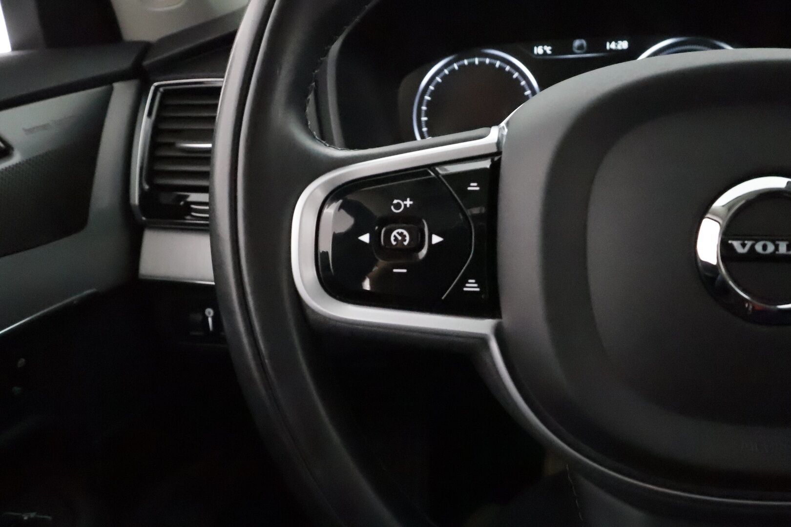 Volvo XC90 2022 T8 Inscription Expression ** HUD / H&K / Panorama / Webasto / 360 kamera / Koukku / Full LED / 7P / Muistipenkit / Keyless** - 2,99 % KORKOTARJOUS TÄHÄN AUTOON - Merkkihuollot / Apple&Android / VOC / Sporttipenkit