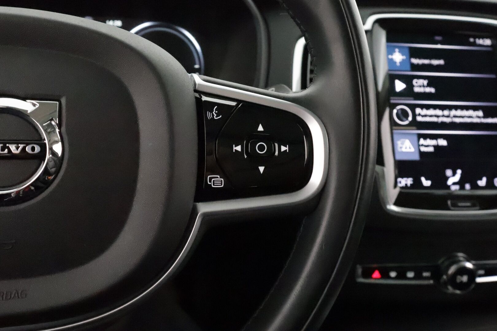 Volvo XC90 2022 T8 Inscription Expression ** HUD / H&K / Panorama / Webasto / 360 kamera / Koukku / Full LED / 7P / Muistipenkit / Keyless** - 2,99 % KORKOTARJOUS TÄHÄN AUTOON - Merkkihuollot / Apple&Android / VOC / Sporttipenkit