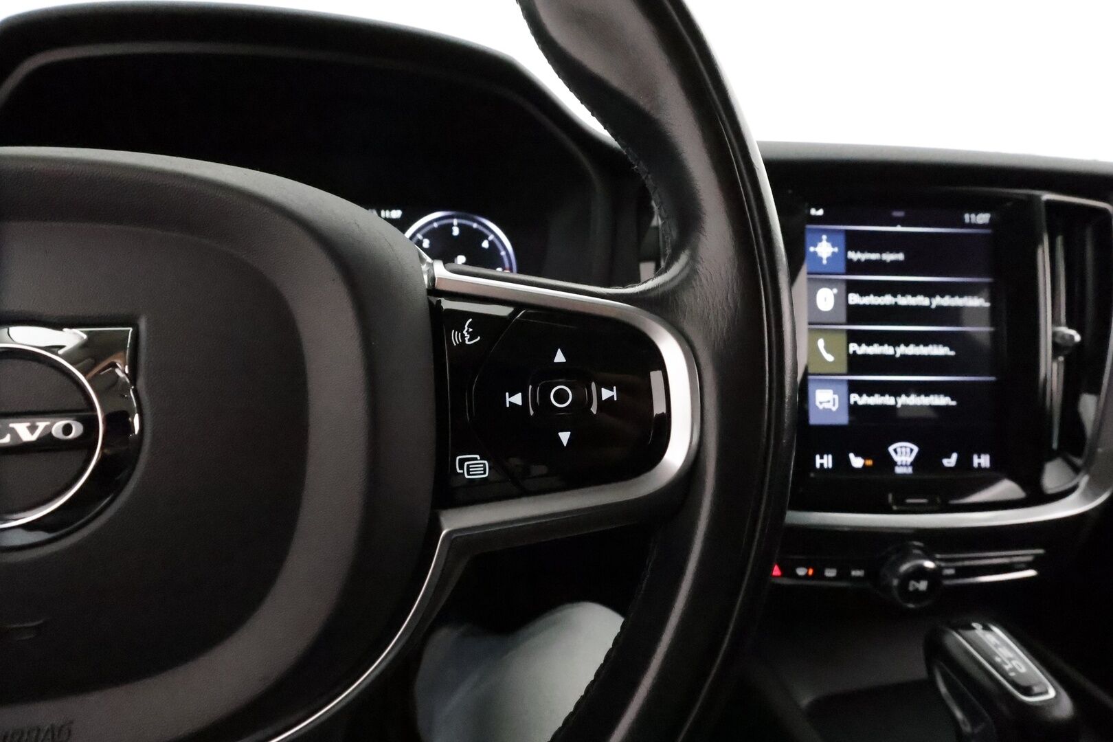 Volvo V60 2019 D3 AWD Momentum aut *Webasto / ACC / P-kamera / Navi / Kaistavahti / KeylessGO / Full LED* - *Kahdet renkaat & vanteet / Jakohihna vaihdettu!* - Osta nyt, maksa vasta ensi vuonna