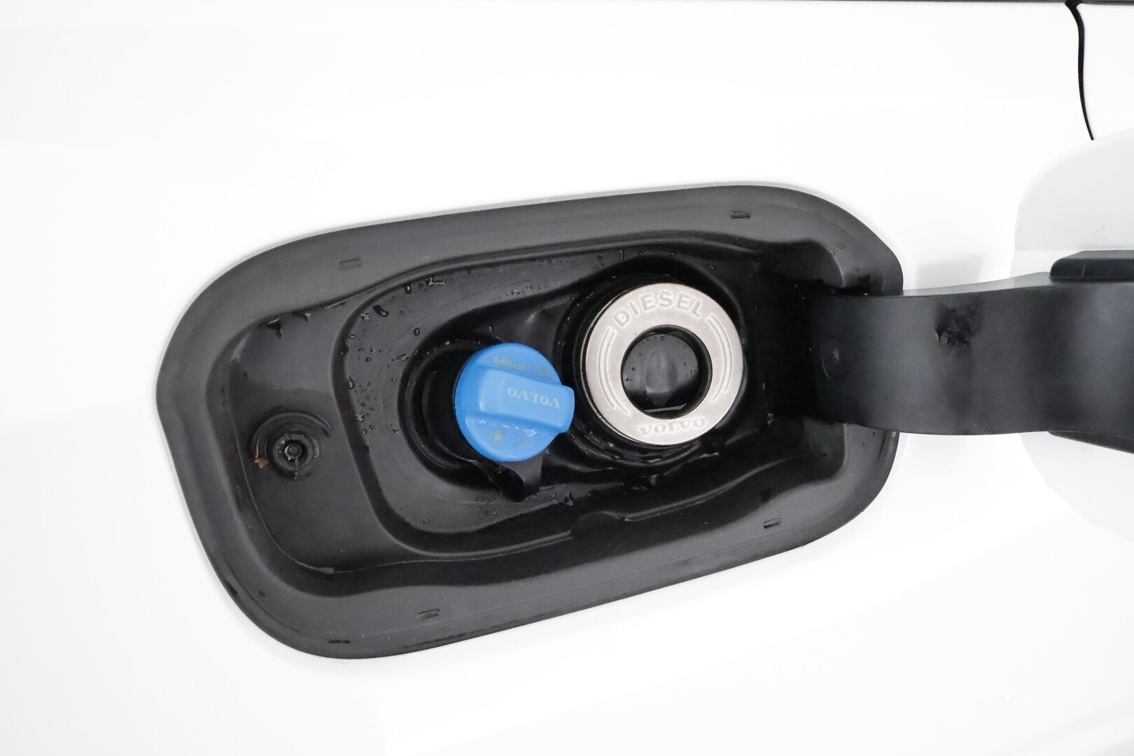 Volvo V60 2019 D3 AWD Momentum aut *Webasto / ACC / P-kamera / Navi / Kaistavahti / KeylessGO / Full LED* - *Kahdet renkaat & vanteet / Jakohihna vaihdettu!* - Osta nyt, maksa vasta ensi vuonna